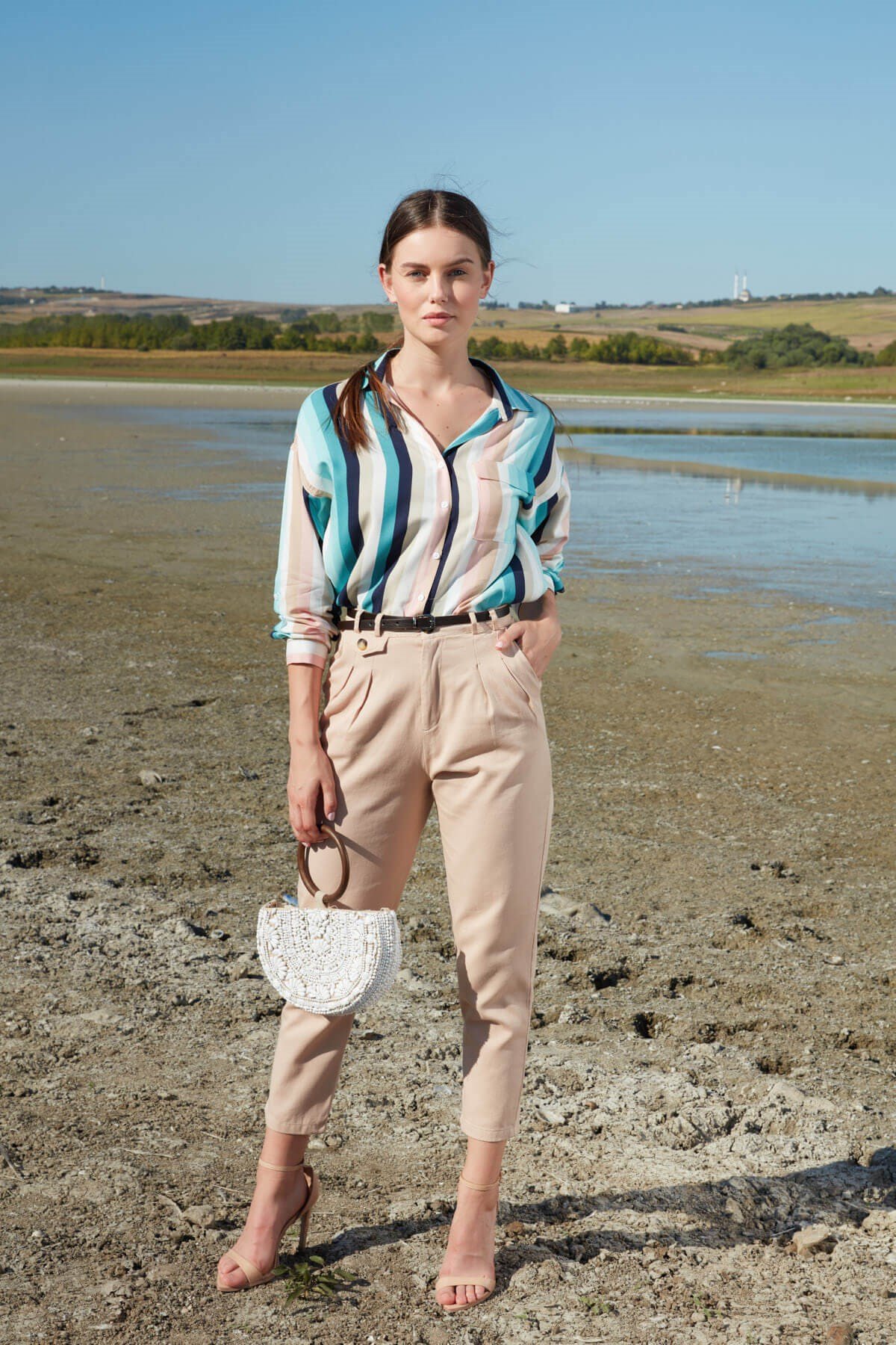 Yüksek bel düğme detaylı kemerli pantolon - Ekru ve diğer Pantolon modellerimiz için online alışveriş mağazamızı ziyaret edin. 