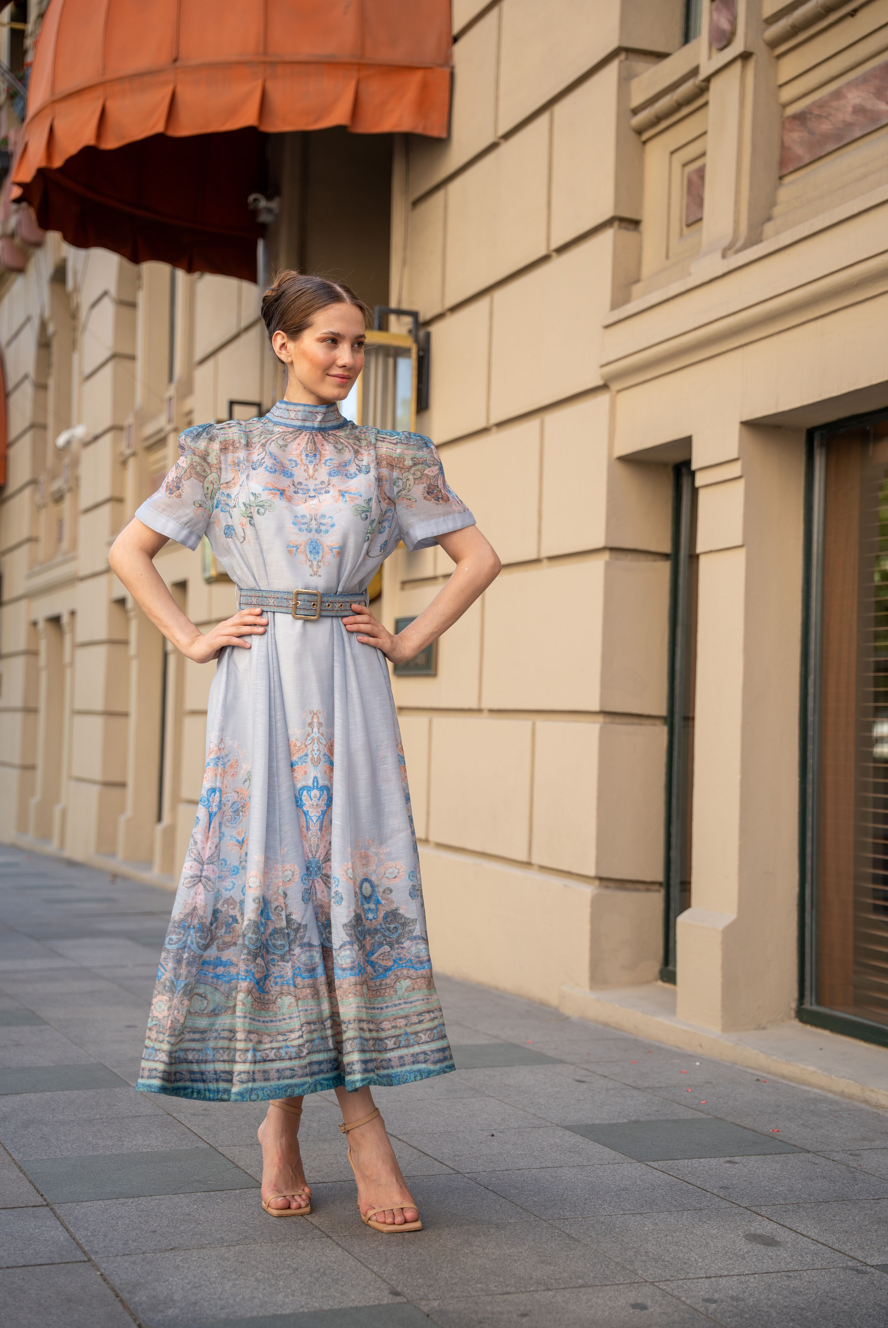  Kadın Tasarım Dik Yaka  Kemerli Paisley Desenli Midi Elbise