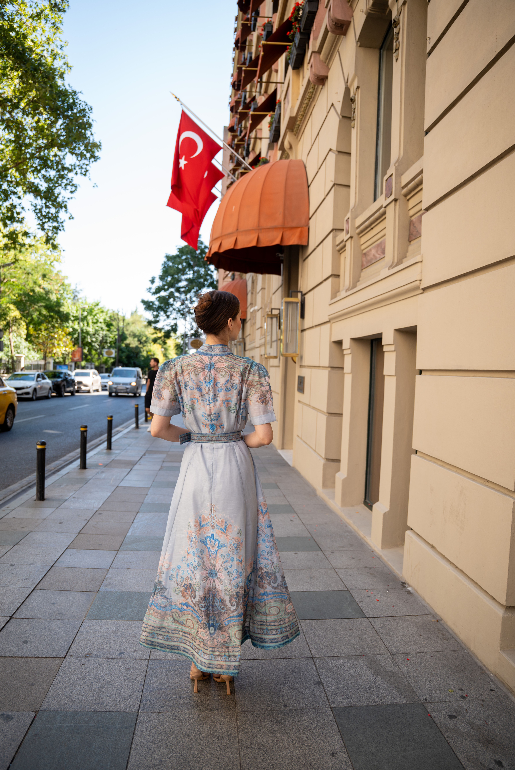  Kadın Tasarım Dik Yaka  Kemerli Paisley Desenli Midi Elbise