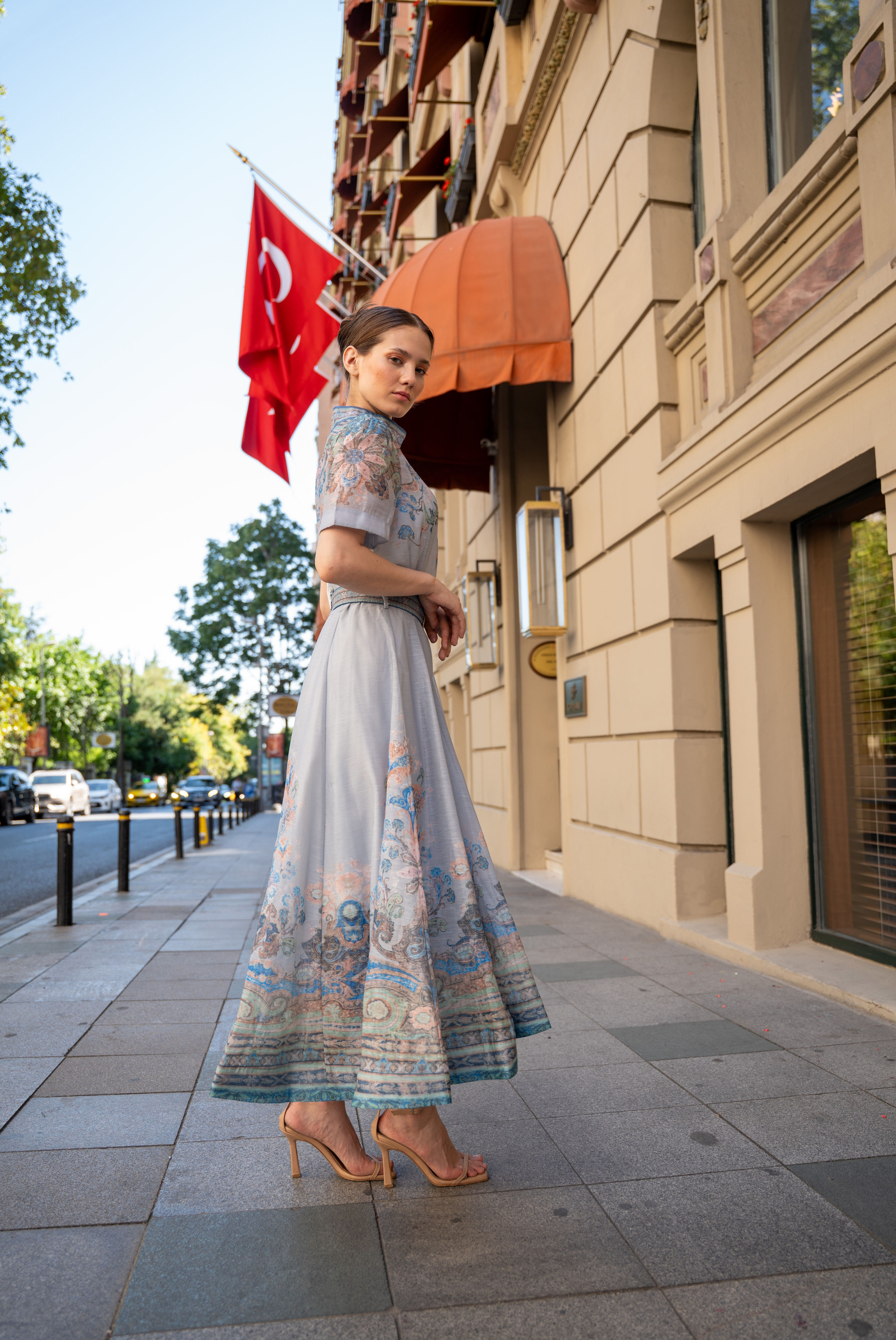  Kadın Tasarım Dik Yaka  Kemerli Paisley Desenli Midi Elbise