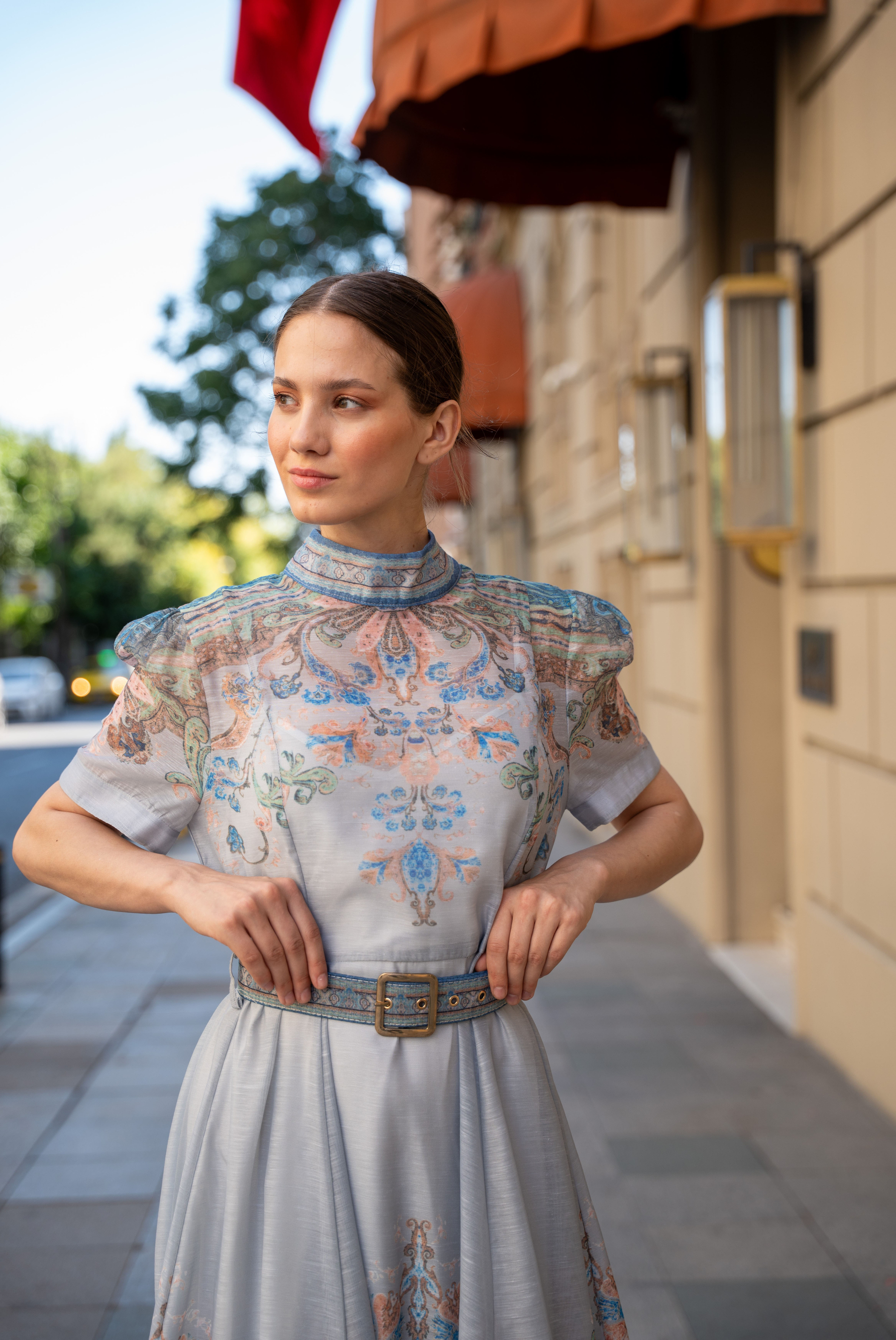  Kadın Tasarım Dik Yaka  Kemerli Paisley Desenli Midi Elbise