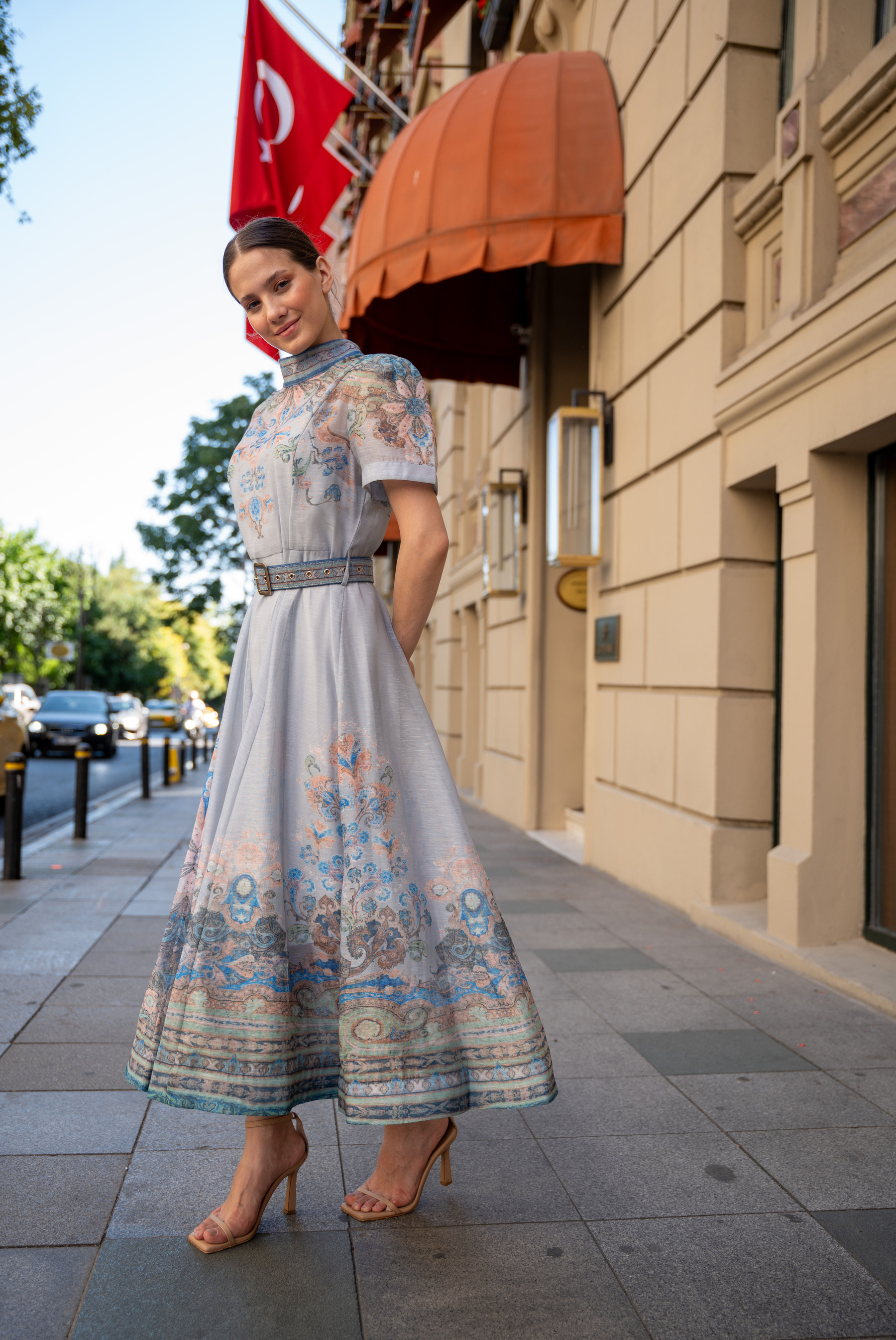  Kadın Tasarım Dik Yaka  Kemerli Paisley Desenli Midi Elbise