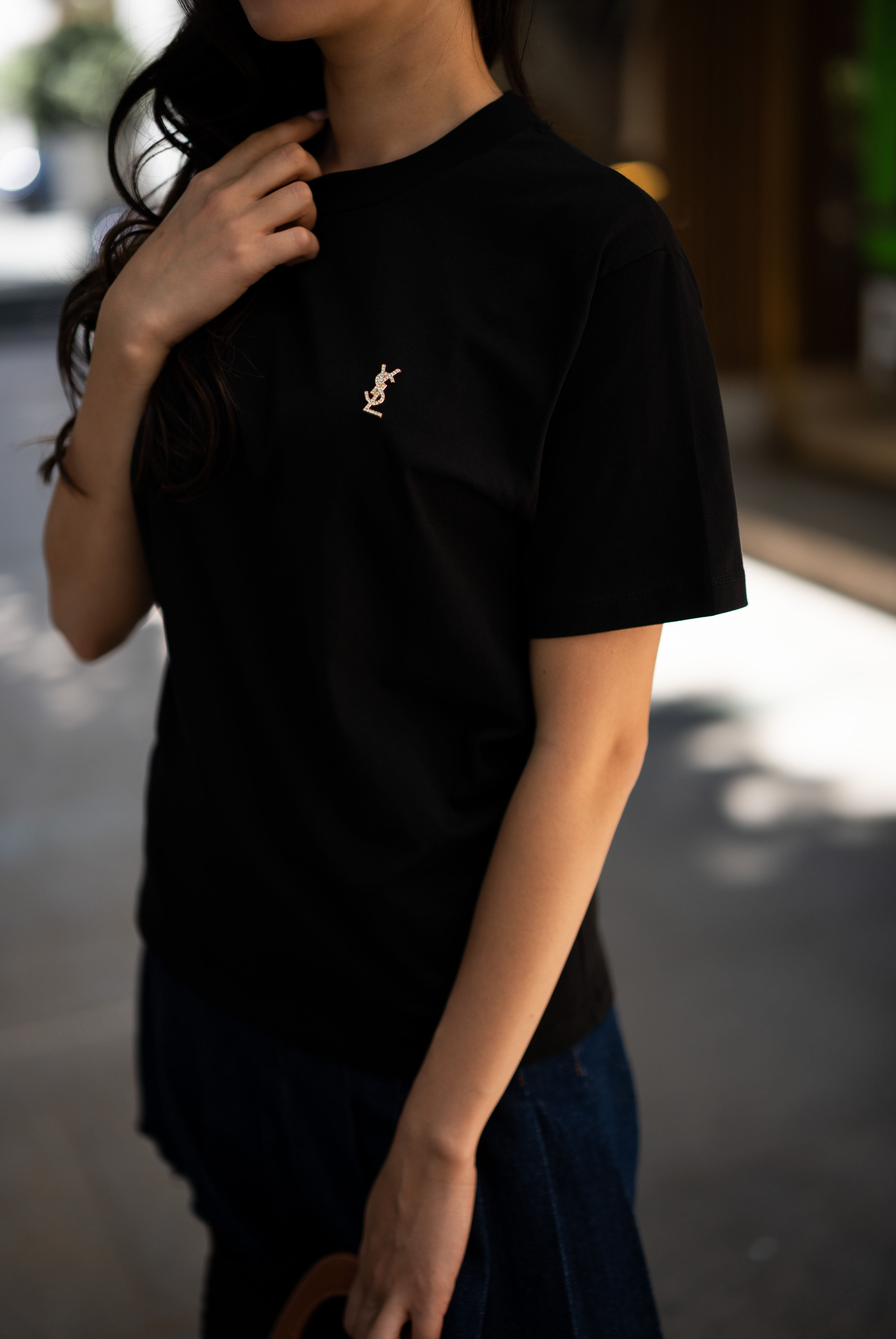 Kadın Göğüs Kısmında Küçük Altın Rengi Metal Logo Detayılı T-Shirt 