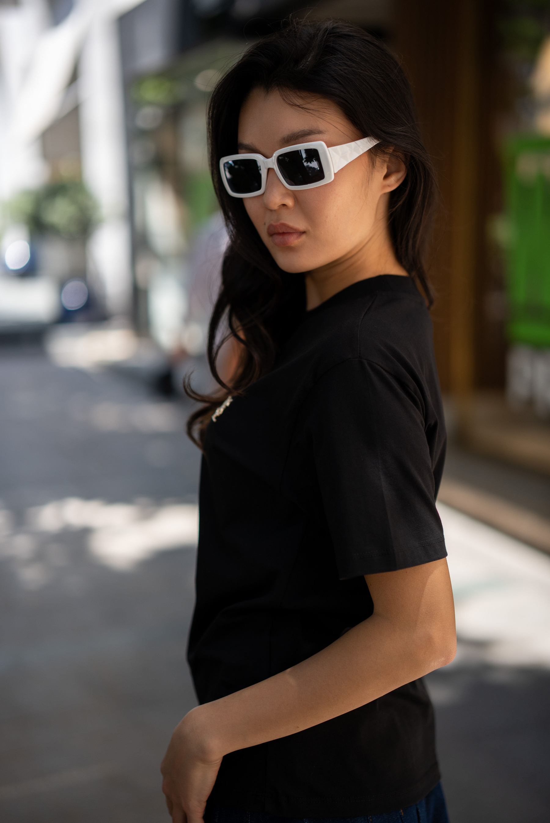 Kadın Göğüs Kısmında Küçük Altın Rengi Metal Logo Detayılı T-Shirt 