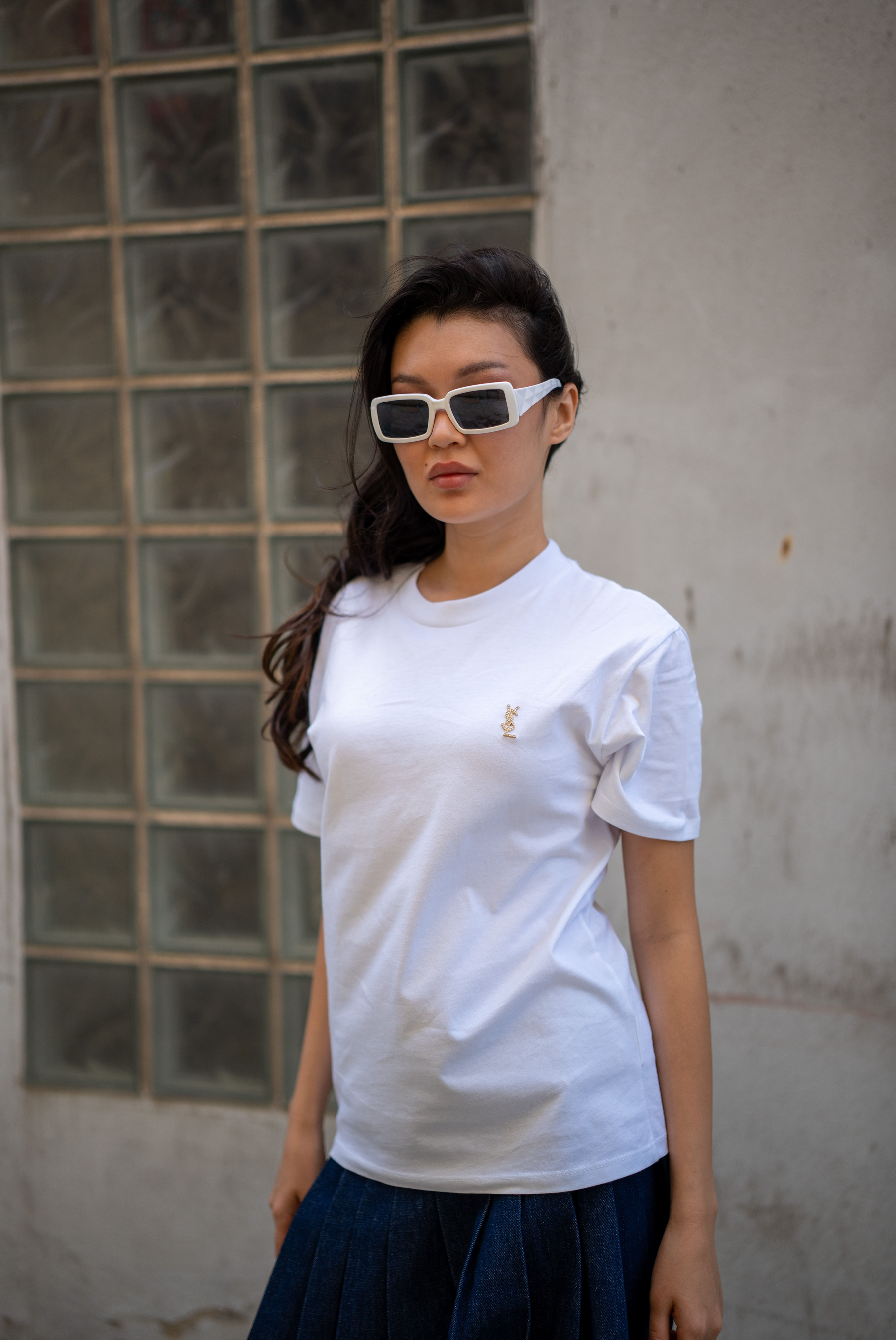 Kadın Göğüs Kısmında Küçük Altın Rengi Metal Logo Detayılı T-Shirt