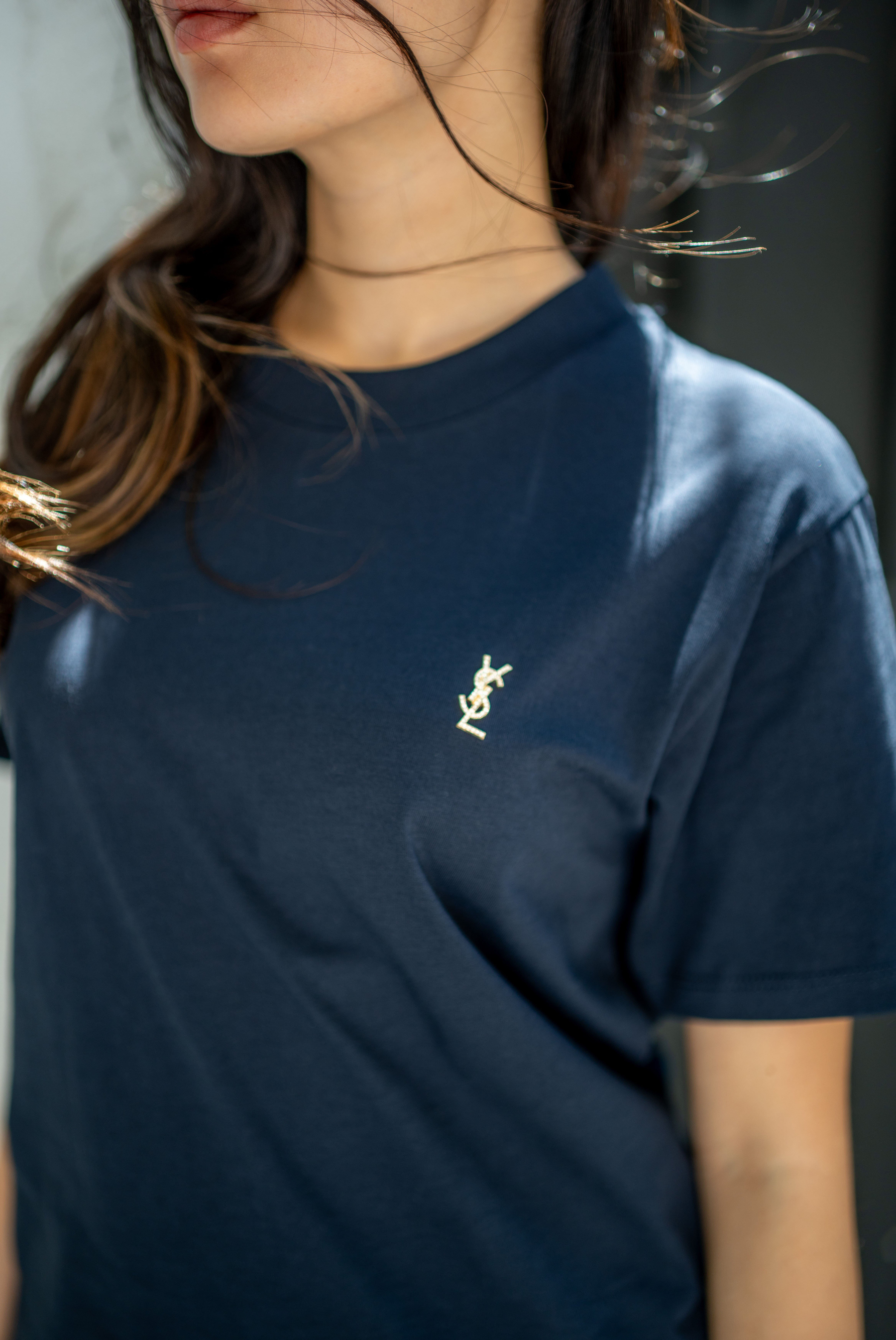 Kadın Göğüs Kısmında Küçük Altın Rengi Metal Logo Detayılı T-Shirt