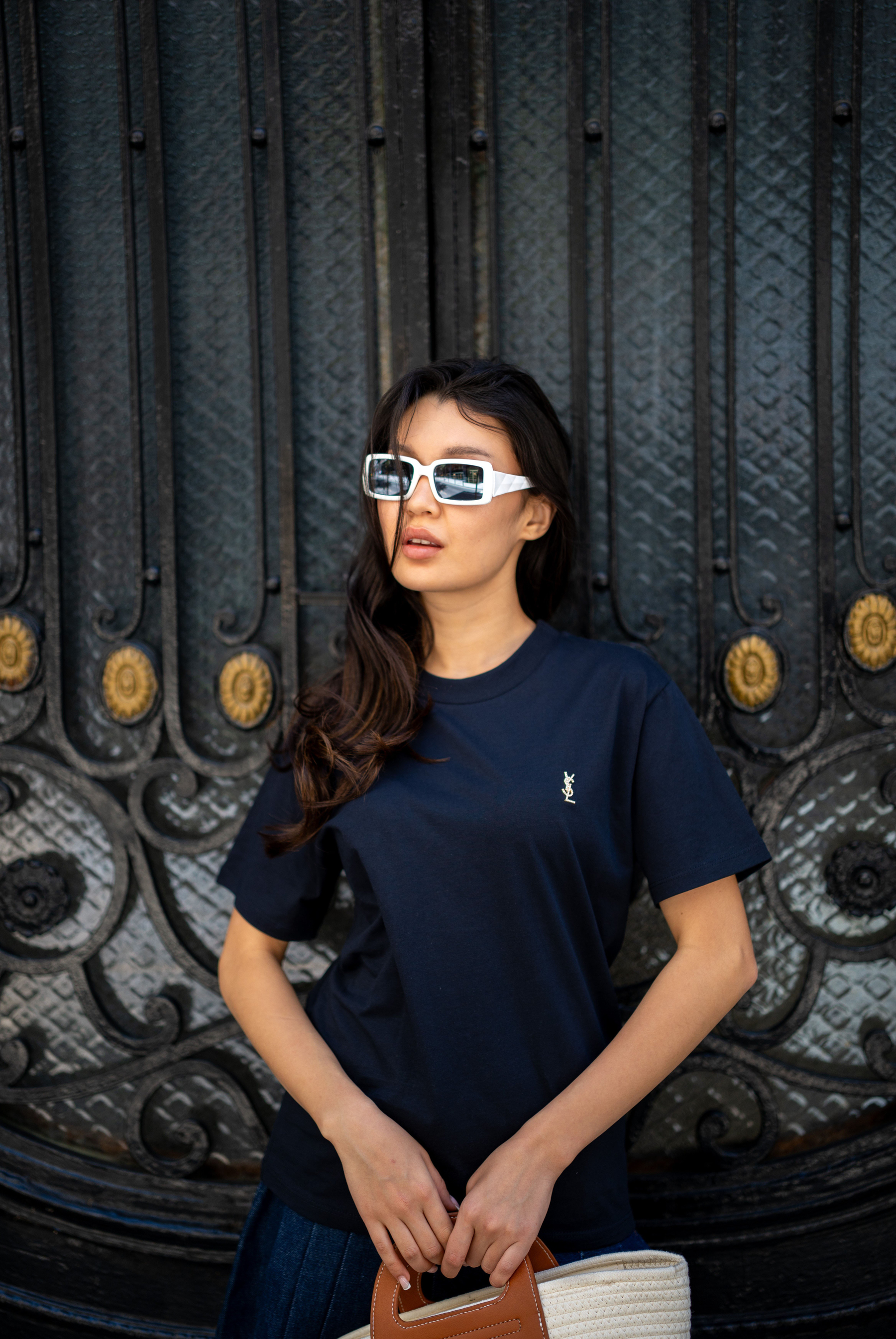 Kadın Göğüs Kısmında Küçük Altın Rengi Metal Logo Detayılı T-Shirt