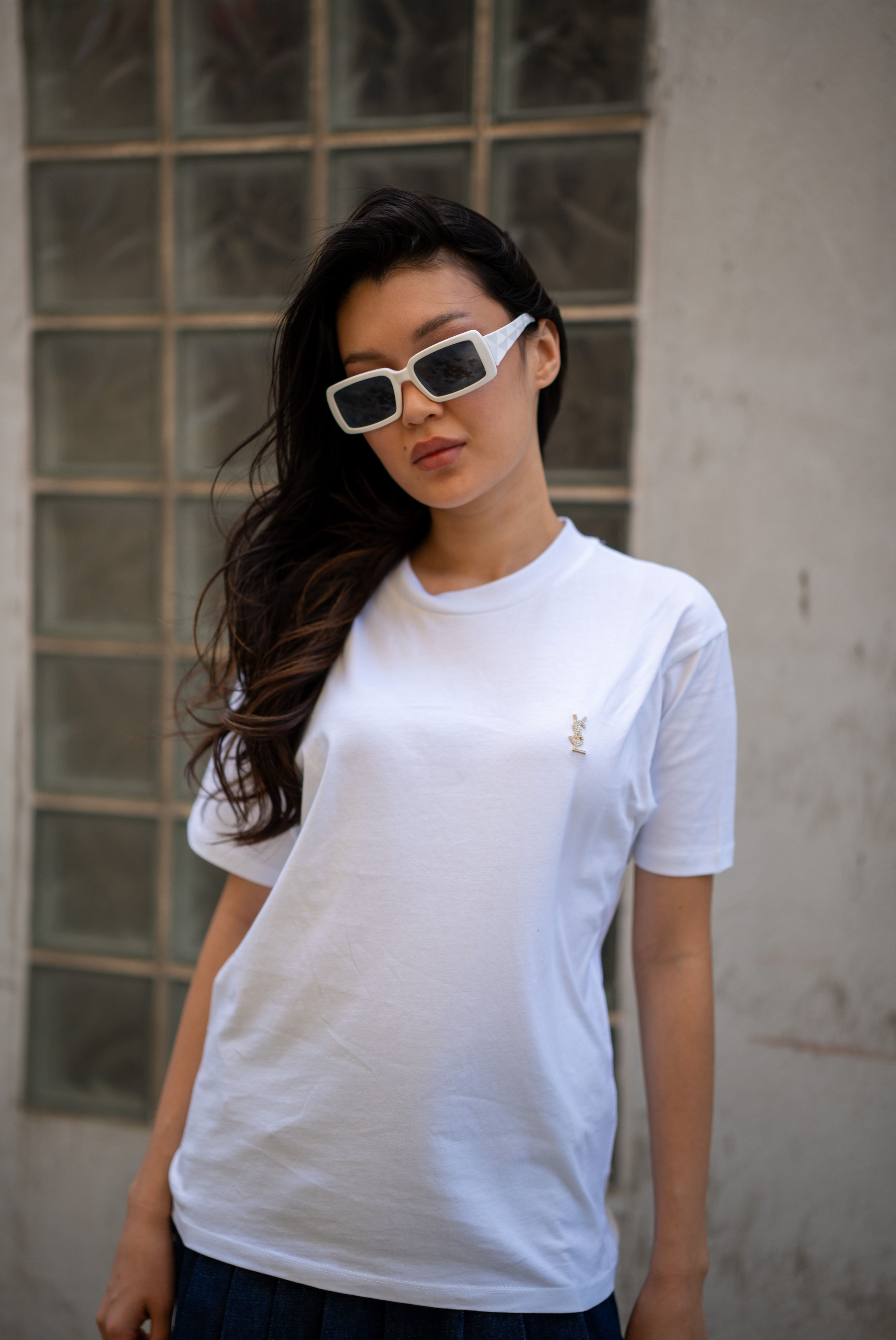 Kadın Göğüs Kısmında Küçük Altın Rengi Metal Logo Detayılı T-Shirt