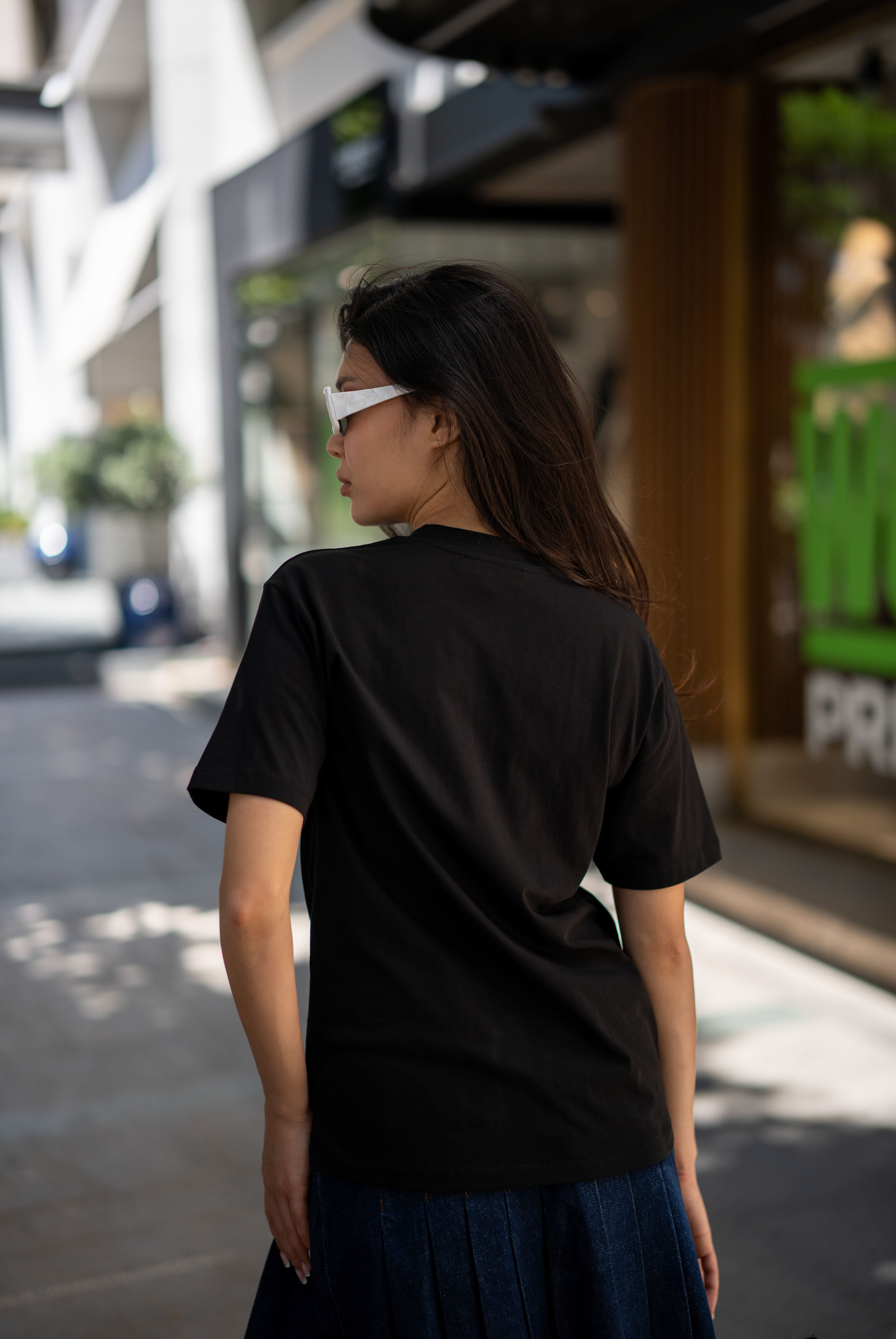Kadın Göğüs Kısmında Küçük Altın Rengi Metal Logo Detayılı T-Shirt 