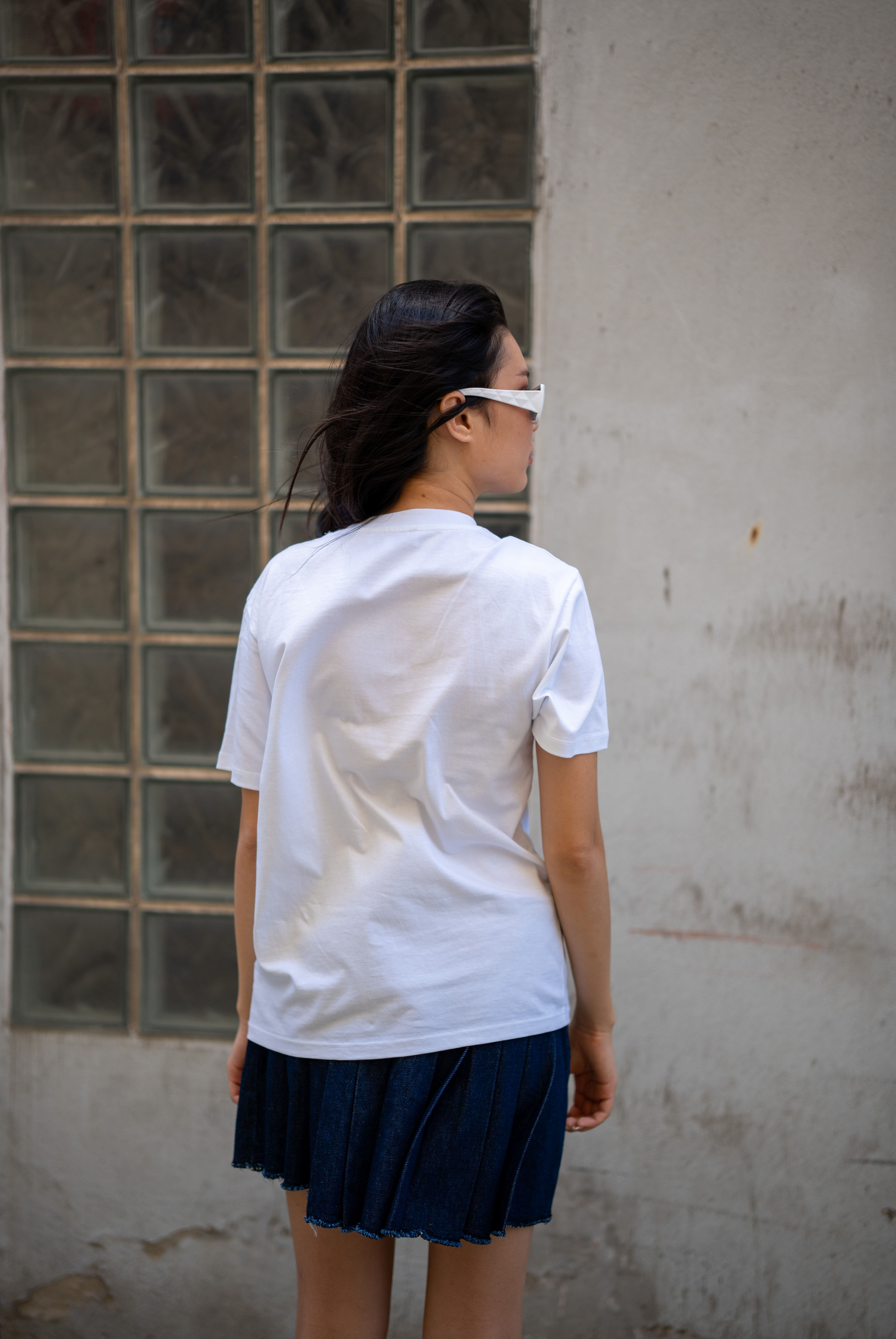 Kadın Göğüs Kısmında Küçük Altın Rengi Metal Logo Detayılı T-Shirt