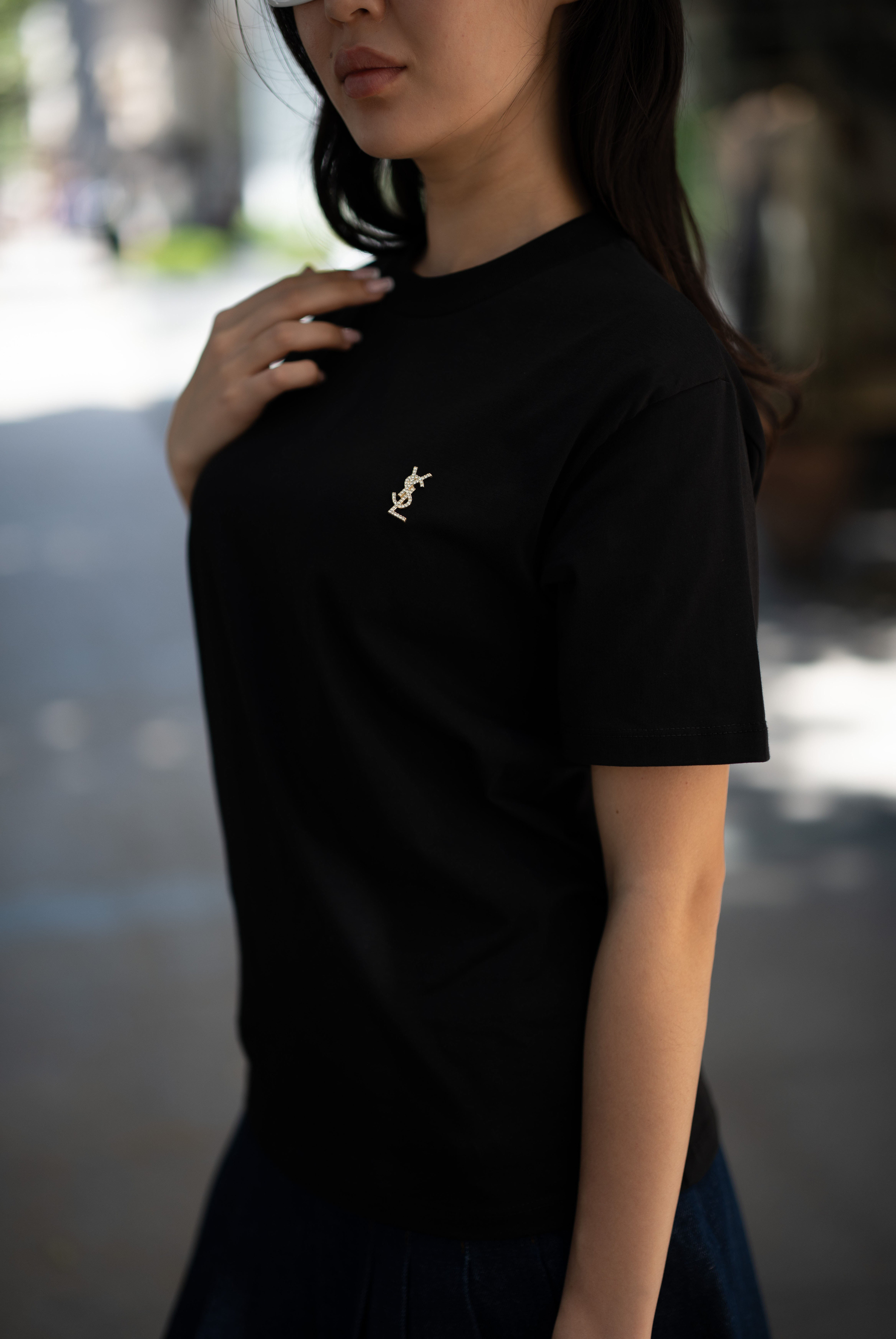 Kadın Göğüs Kısmında Küçük Altın Rengi Metal Logo Detayılı T-Shirt 