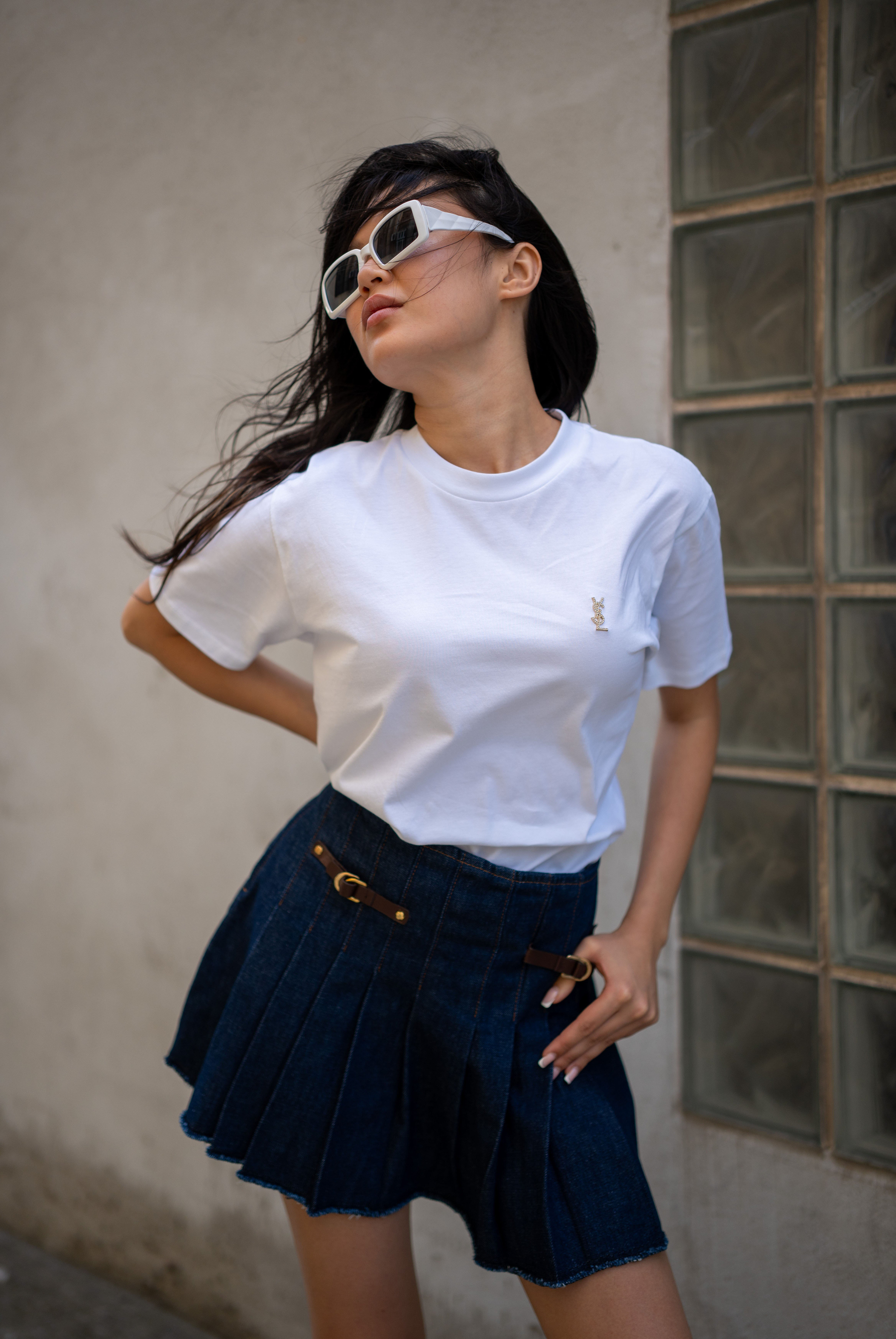 Kadın Göğüs Kısmında Küçük Altın Rengi Metal Logo Detayılı T-Shirt