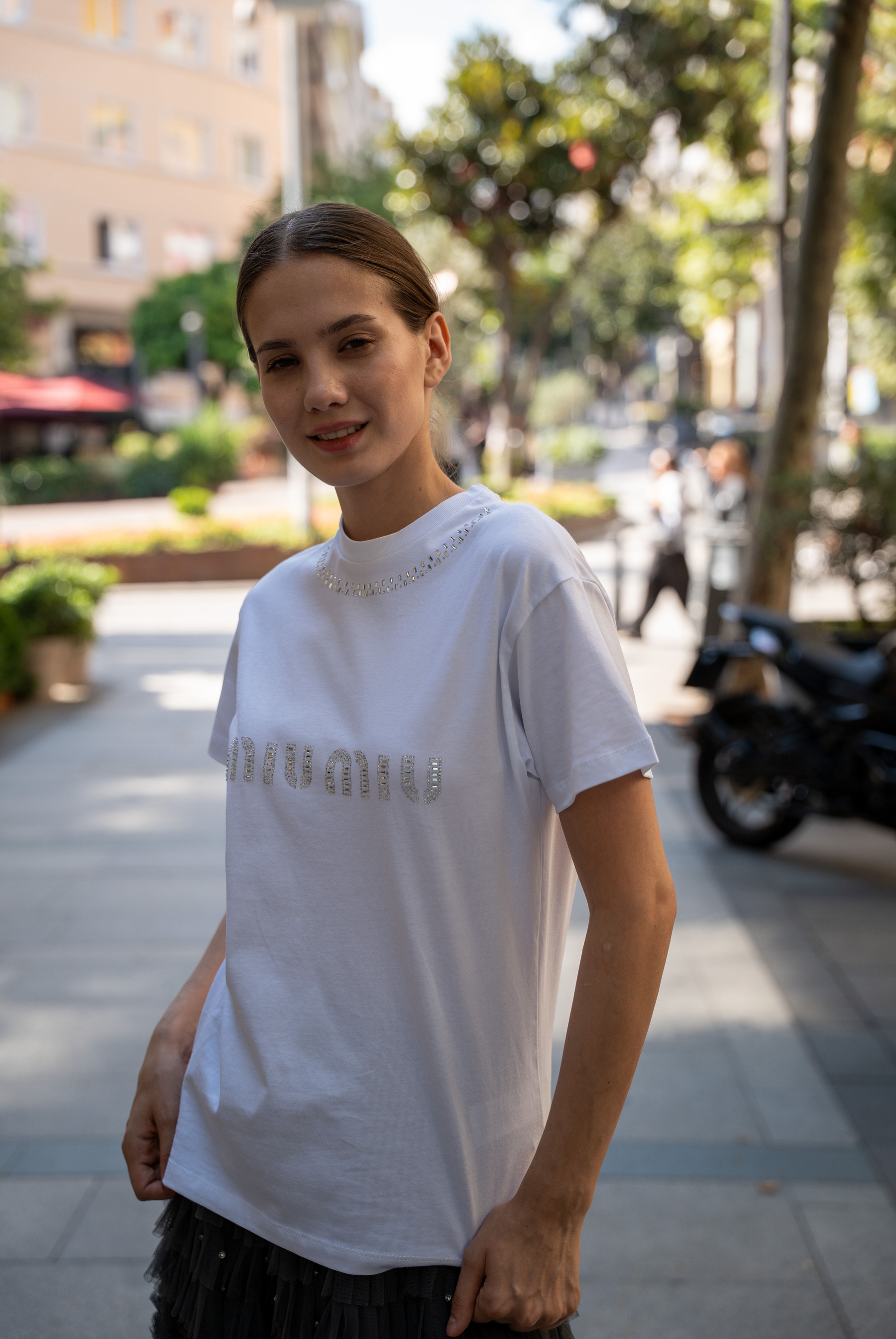 Kadın MM  Yaka Ve Göğüs Kısmında Taş İşlemeli T-shirt