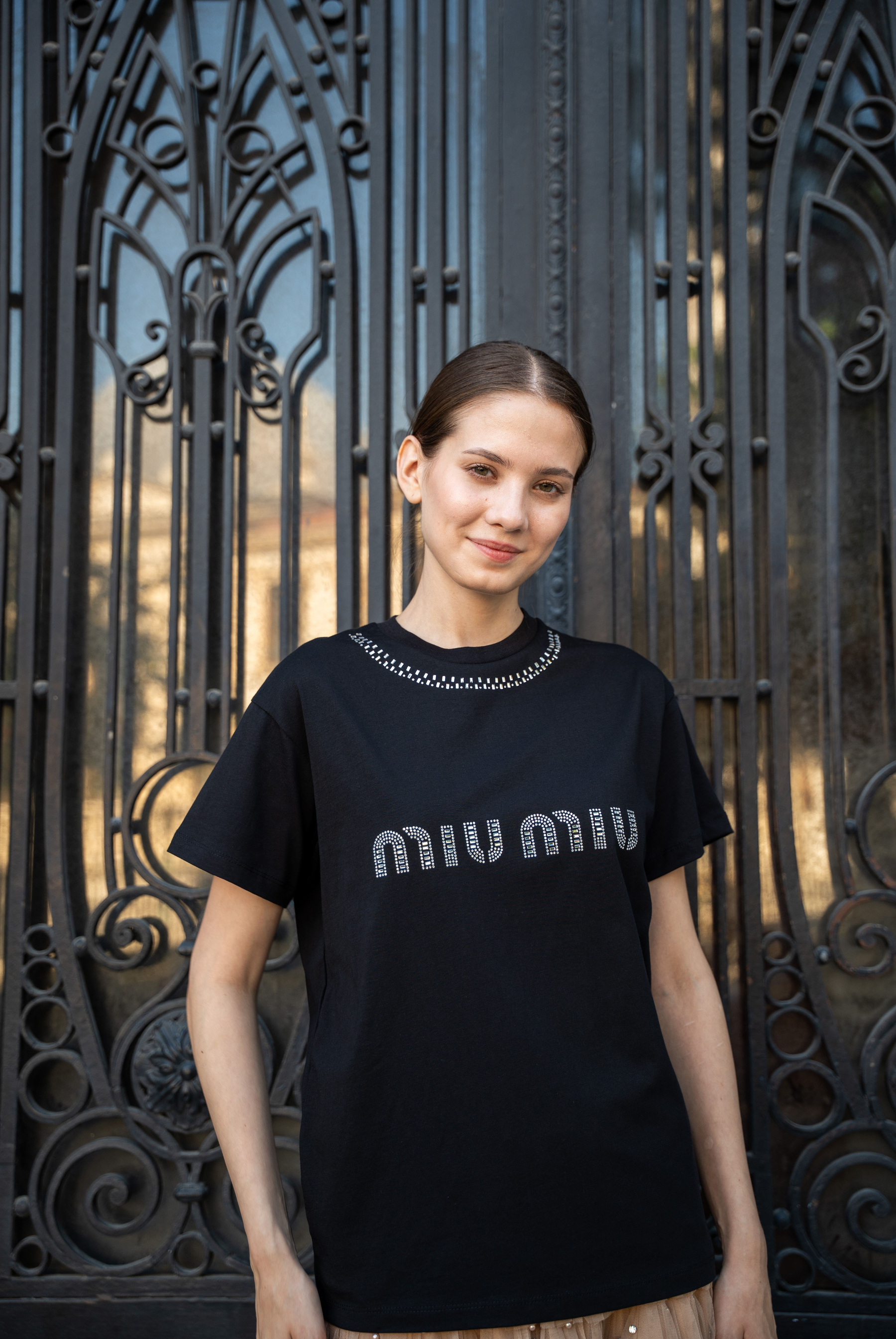 Kadın MM  Yaka Ve Göğüs Kısmında Taş İşlemeli T-shirt 