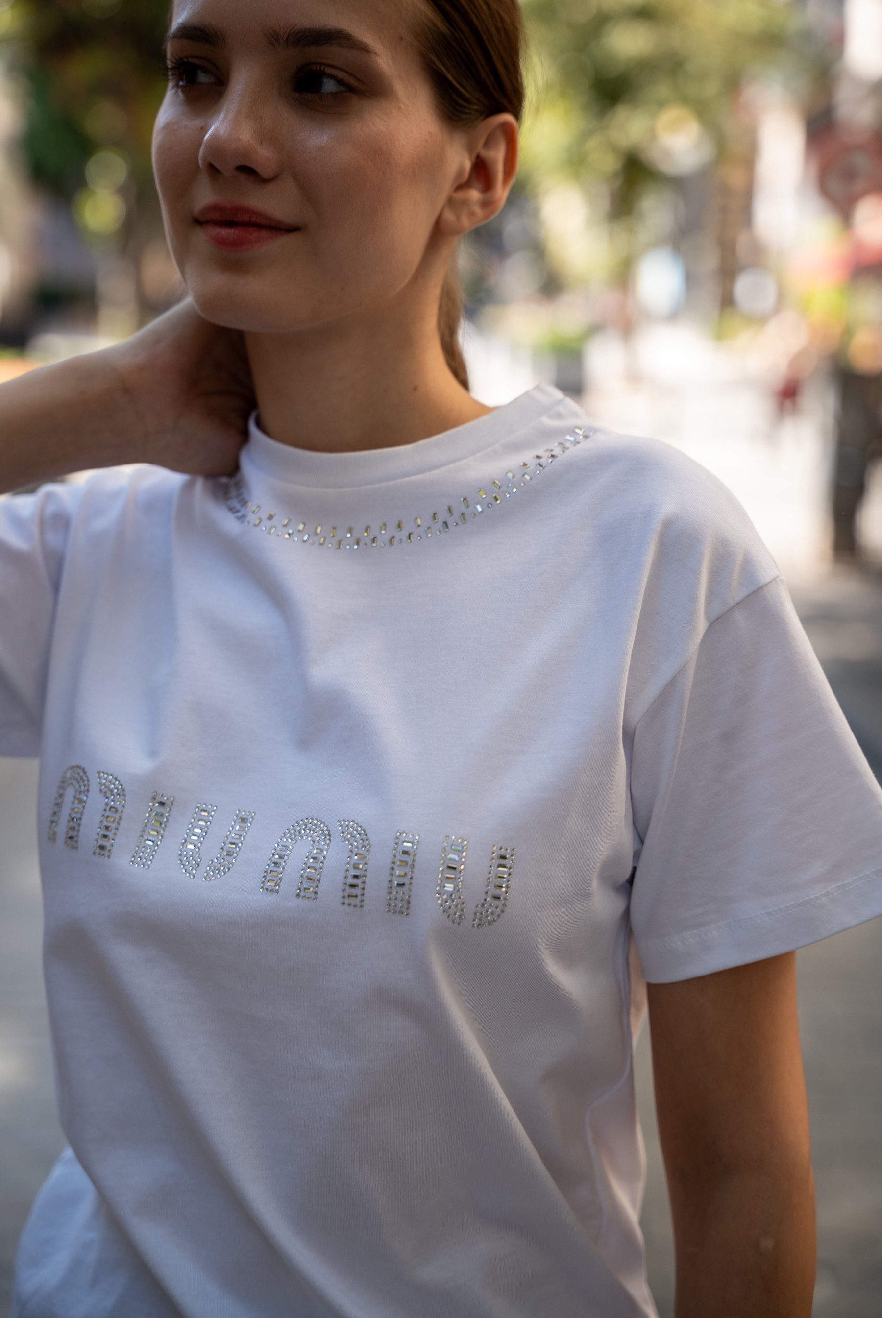 Kadın MM  Yaka Ve Göğüs Kısmında Taş İşlemeli T-shirt