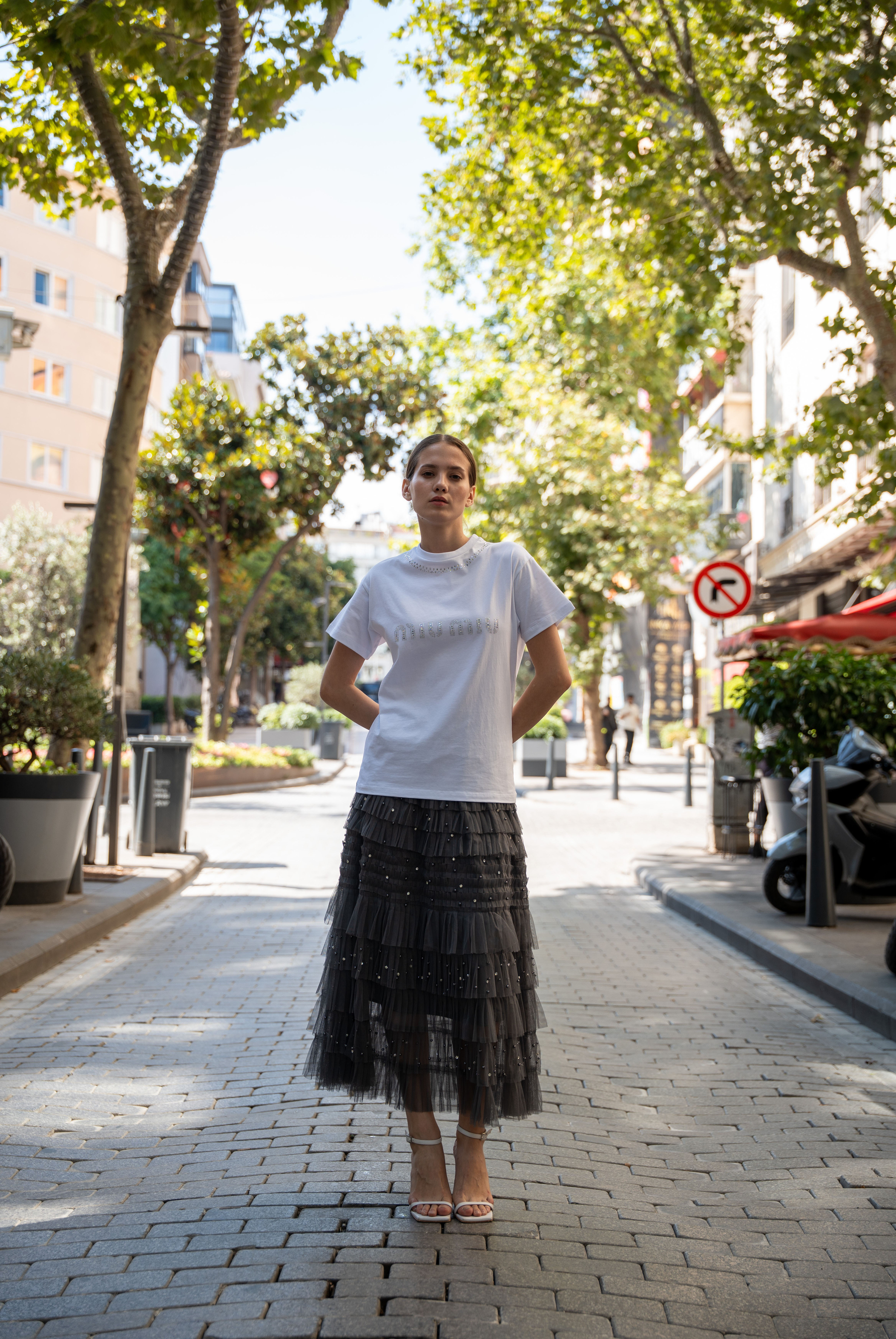 Kadın MM  Yaka Ve Göğüs Kısmında Taş İşlemeli T-shirt