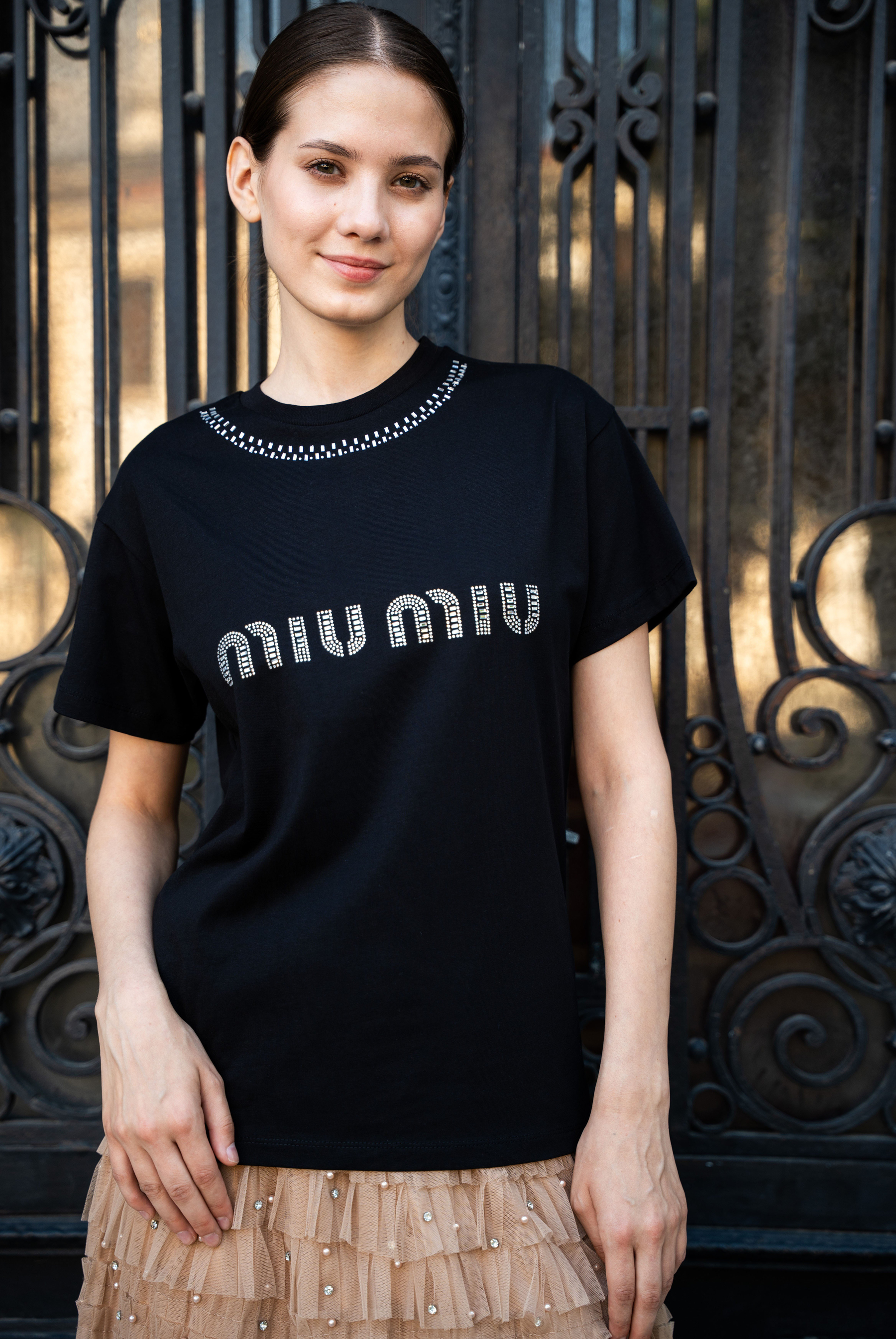 Kadın MM  Yaka Ve Göğüs Kısmında Taş İşlemeli T-shirt 