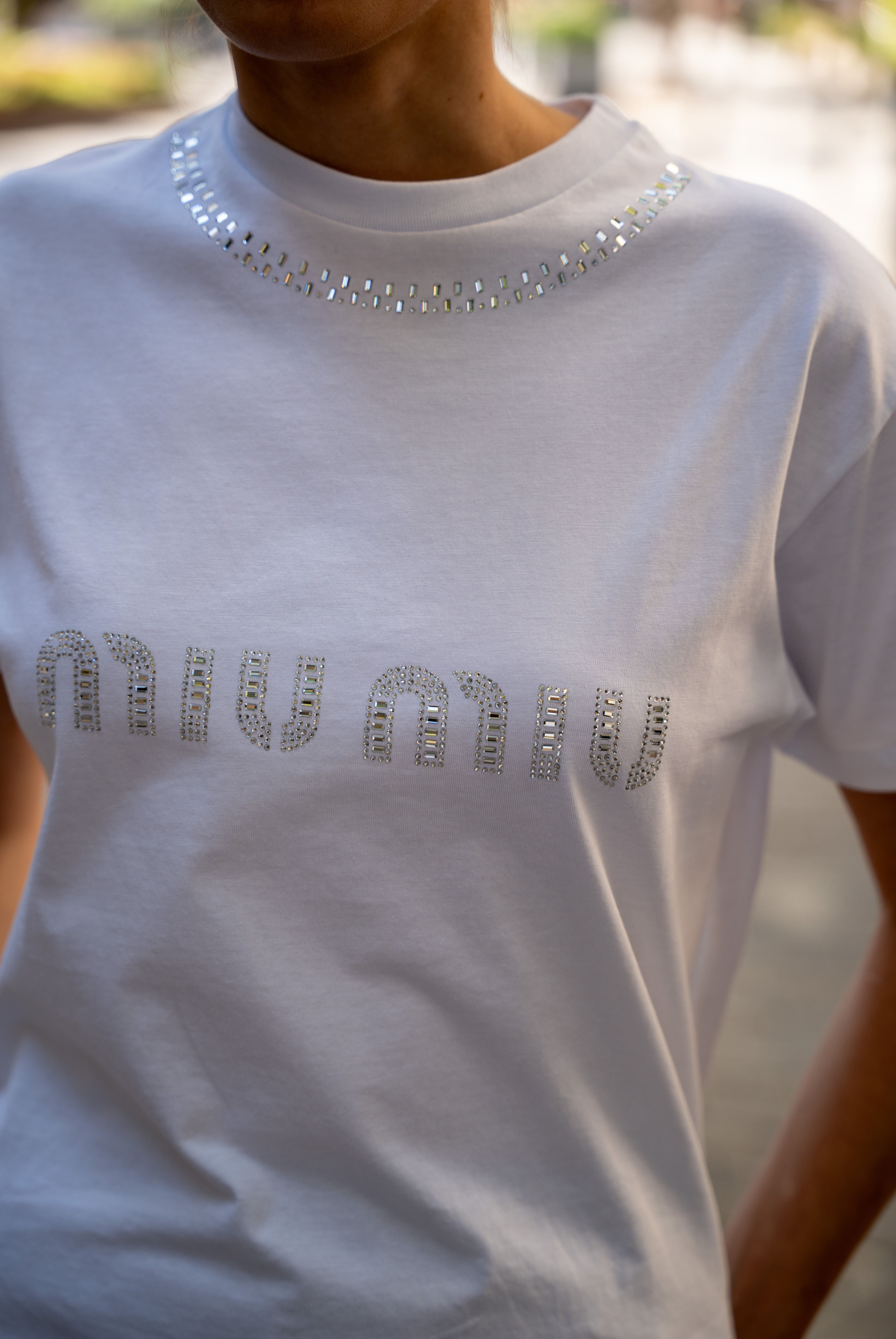 Kadın MM  Yaka Ve Göğüs Kısmında Taş İşlemeli T-shirt