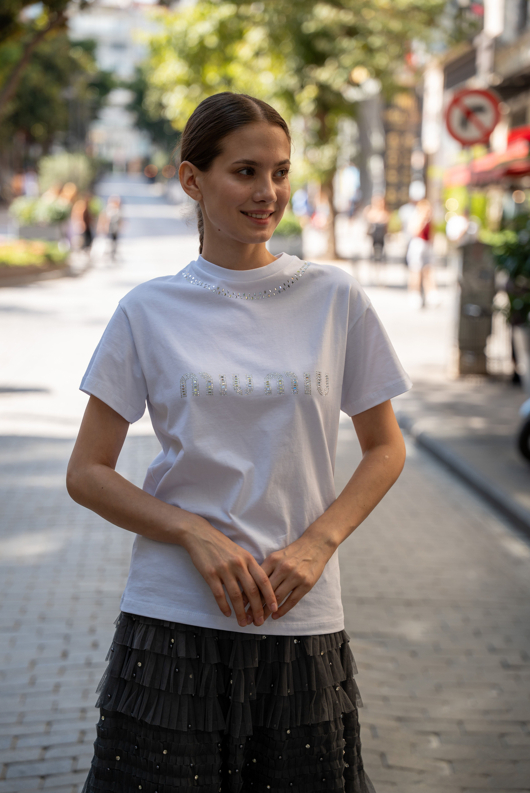 Kadın MM  Yaka Ve Göğüs Kısmında Taş İşlemeli T-shirt