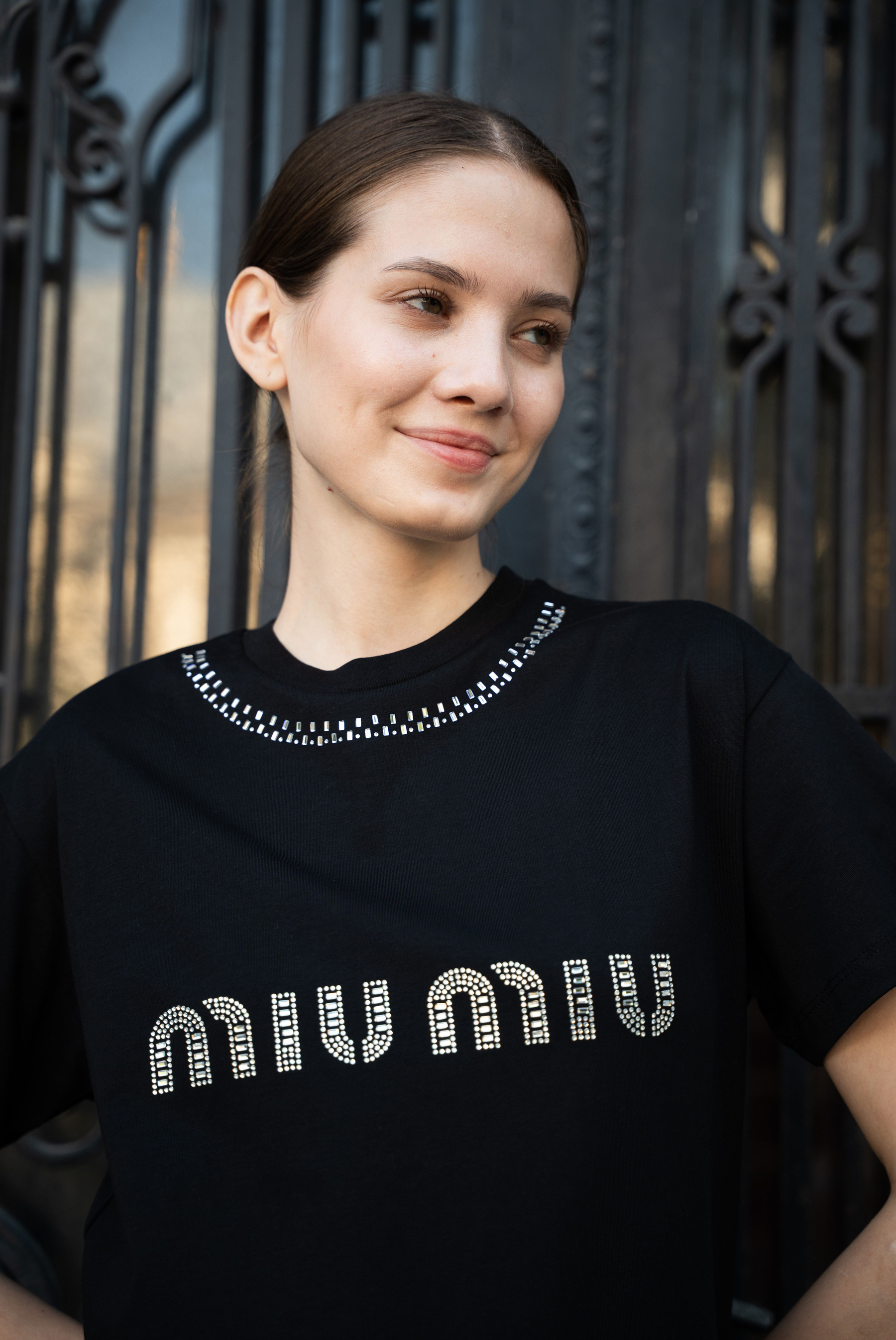 Kadın MM  Yaka Ve Göğüs Kısmında Taş İşlemeli T-shirt 