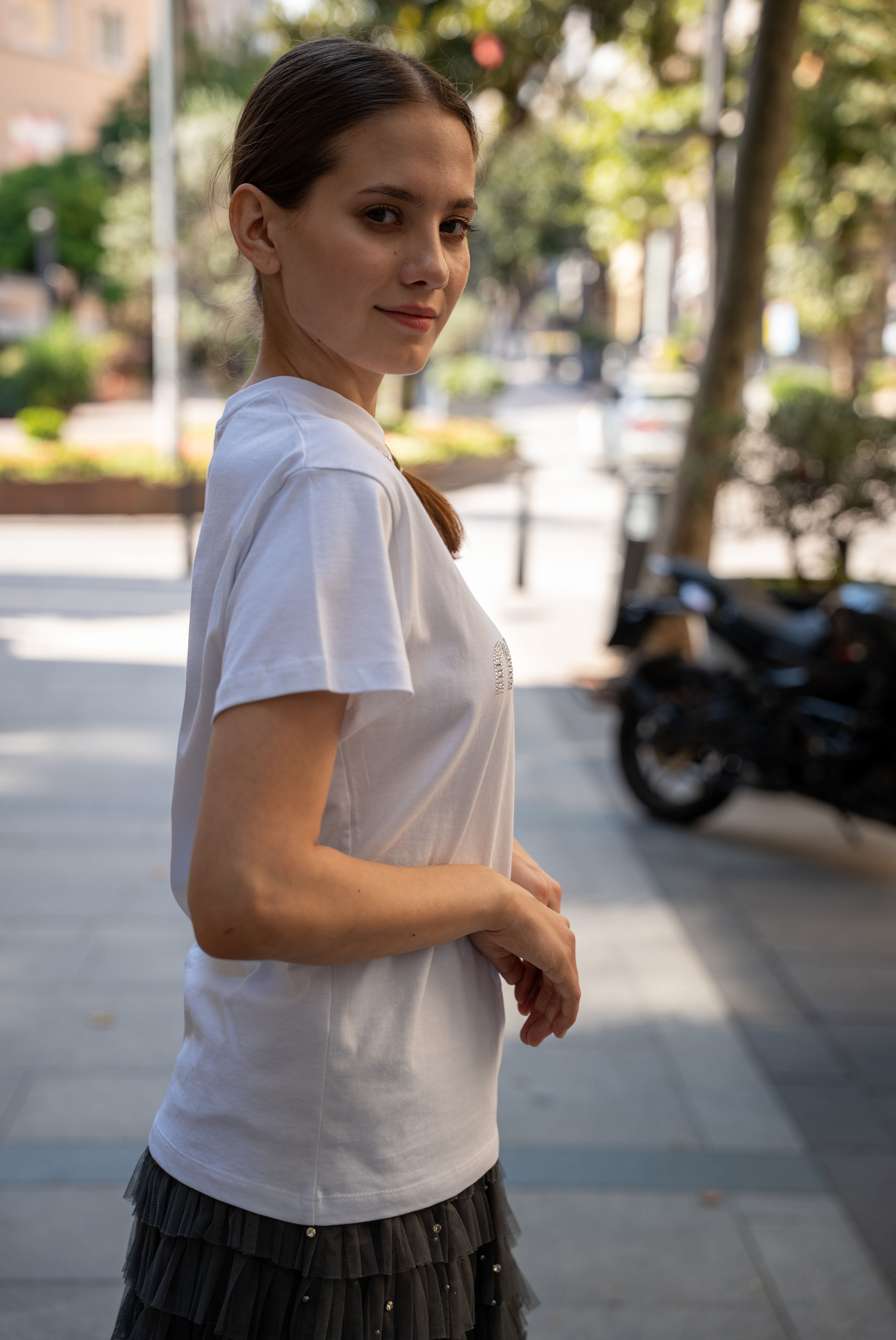 Kadın MM  Yaka Ve Göğüs Kısmında Taş İşlemeli T-shirt