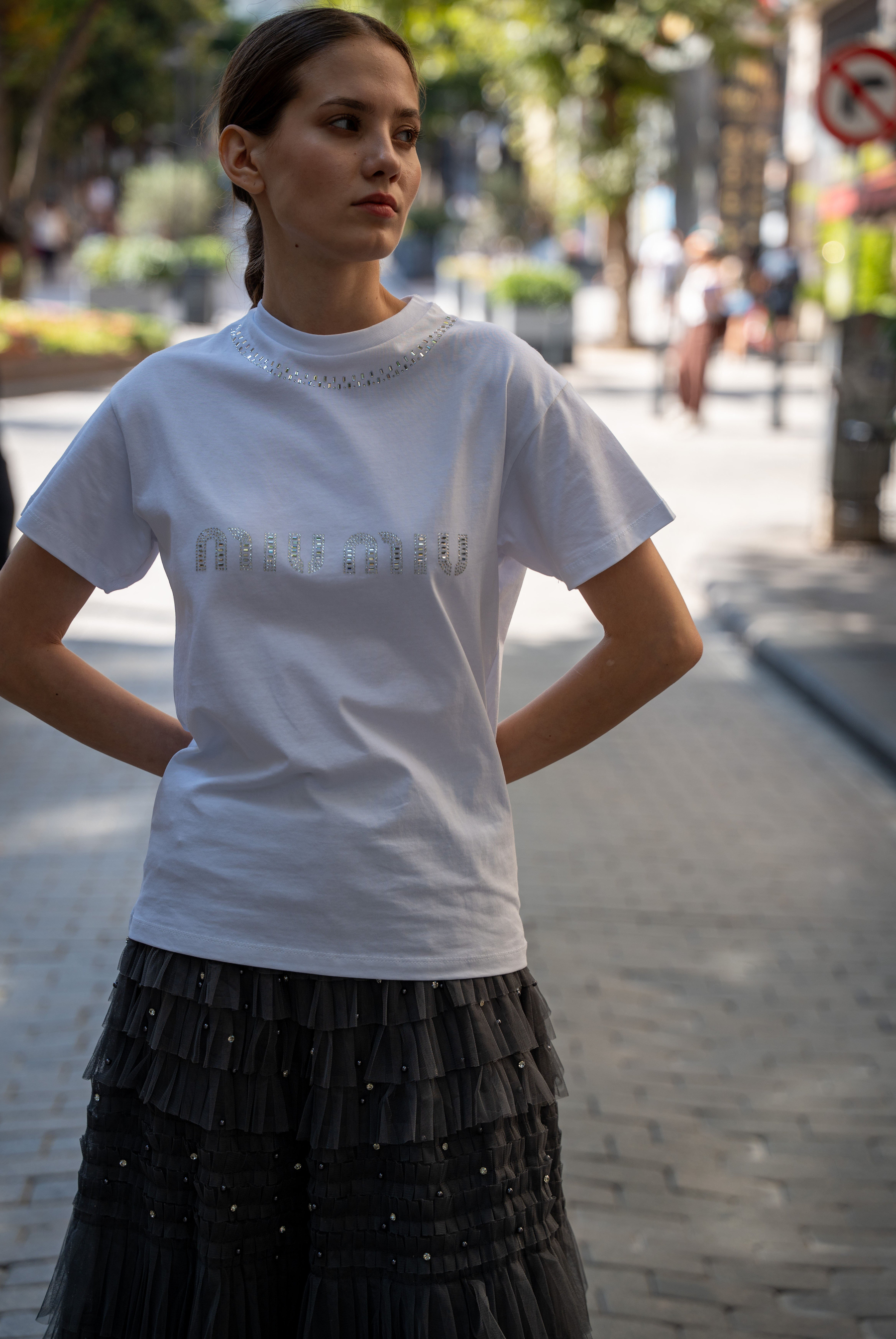 Kadın MM  Yaka Ve Göğüs Kısmında Taş İşlemeli T-shirt