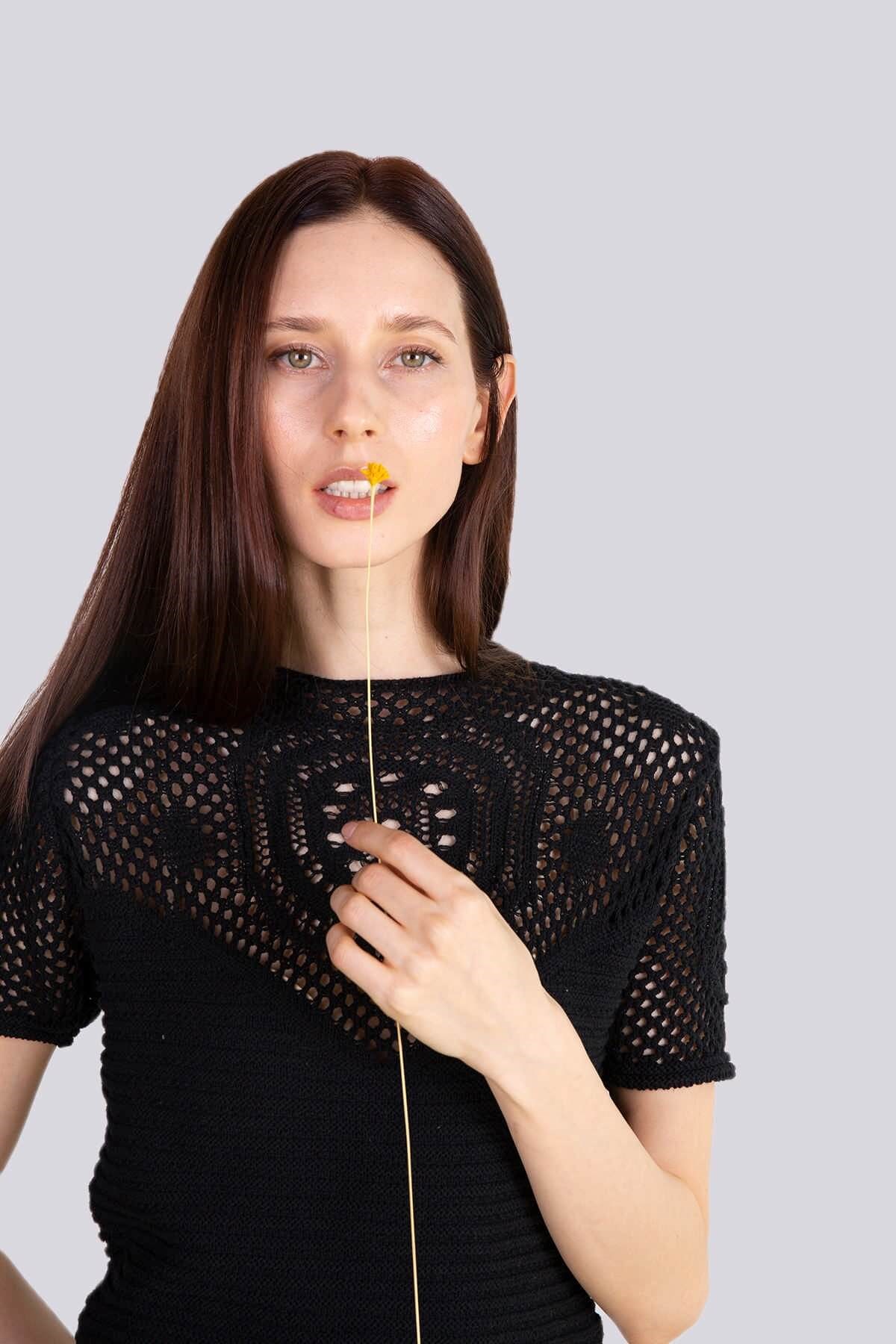 Ajur örme detaylı kısa kollu crop triko - siyah ve diğer Triko modellerimiz için online alışveriş mağazamızı ziyaret edin. 