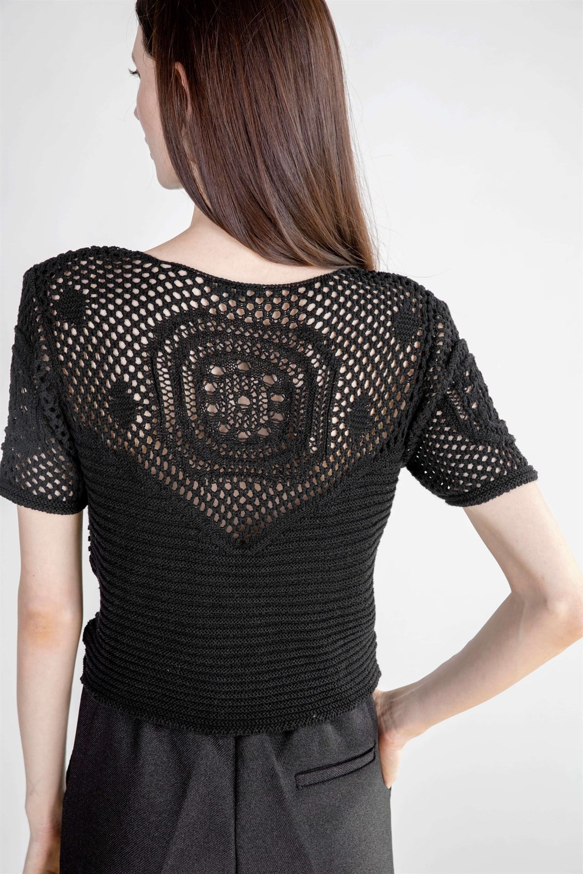 Ajur örme detaylı kısa kollu crop triko - siyah ve diğer Triko modellerimiz için online alışveriş mağazamızı ziyaret edin. 