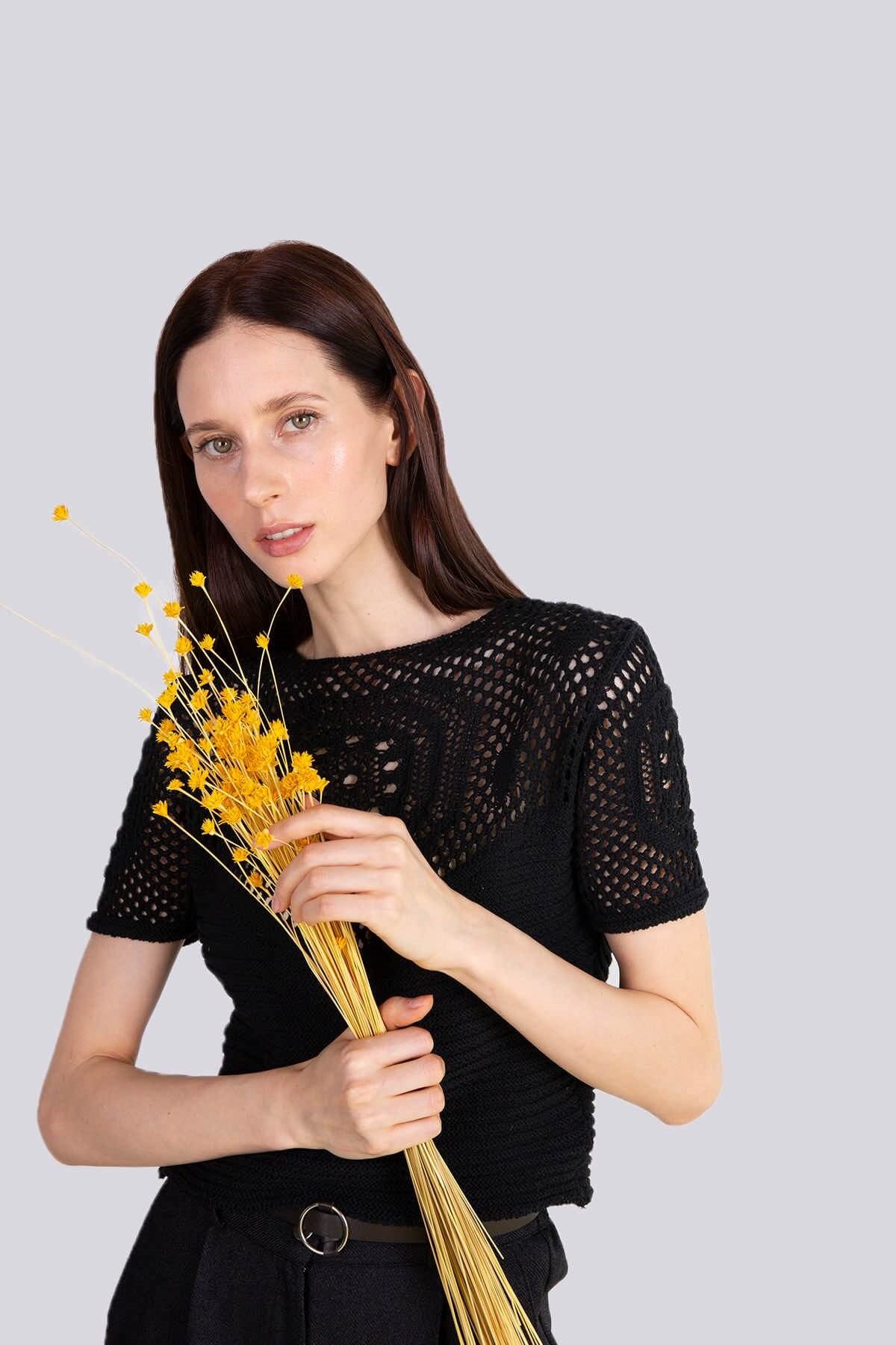 Ajur örme detaylı kısa kollu crop triko - siyah ve diğer Triko modellerimiz için online alışveriş mağazamızı ziyaret edin. 