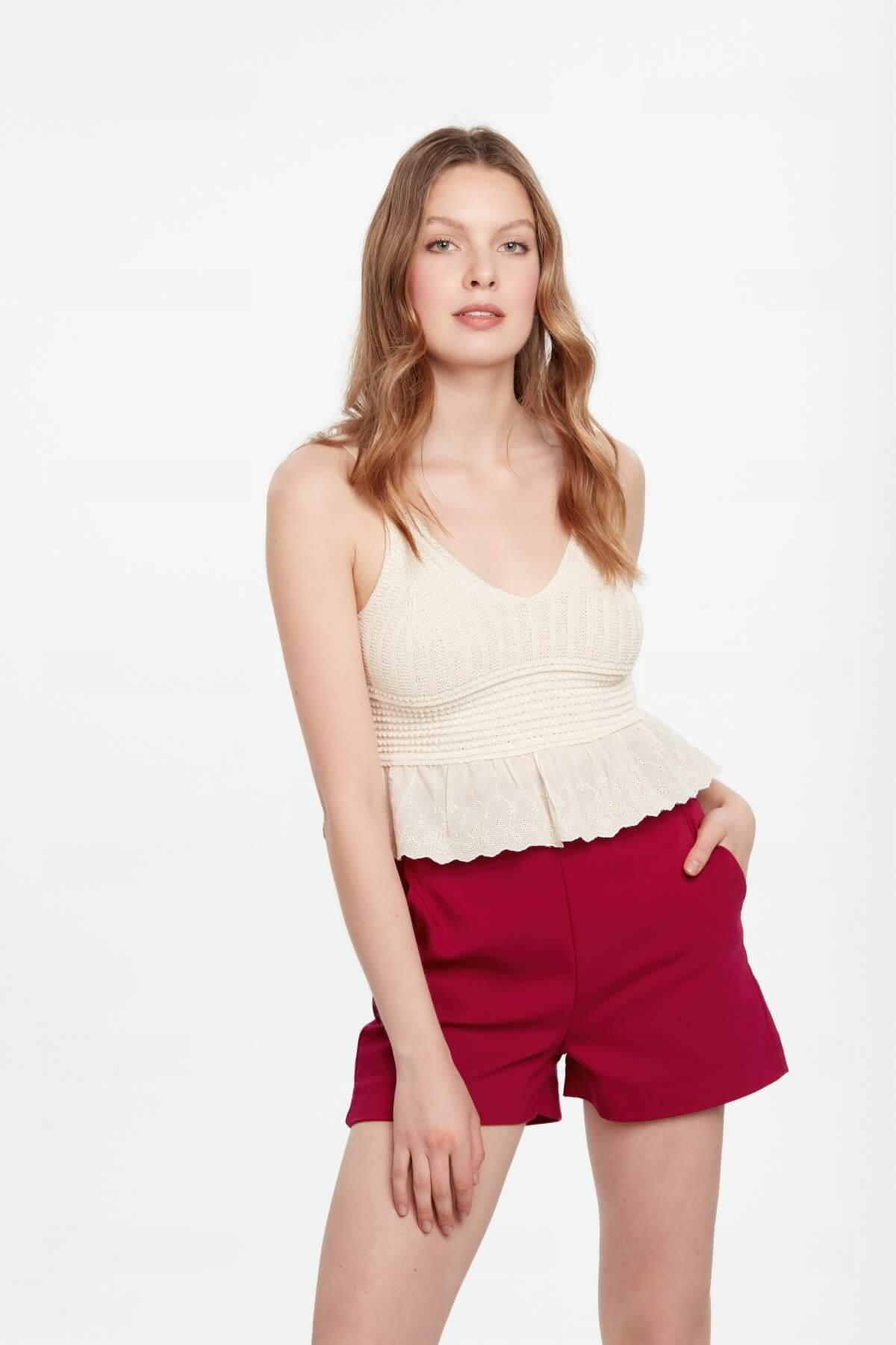 Askılı fisto detaylı triko bluz ekru ve diğer Bluz/Gömlek modellerimiz için online alışveriş mağazamızı ziyaret edin. 