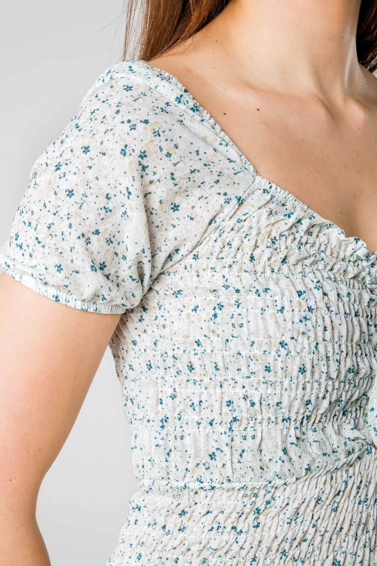 Beyaz Çiçekli Önü Kurdele Detaylı Büzgülü Mini Elbise ve diğer Elbise modellerimiz için online alışveriş mağazamızı ziyaret edin. 