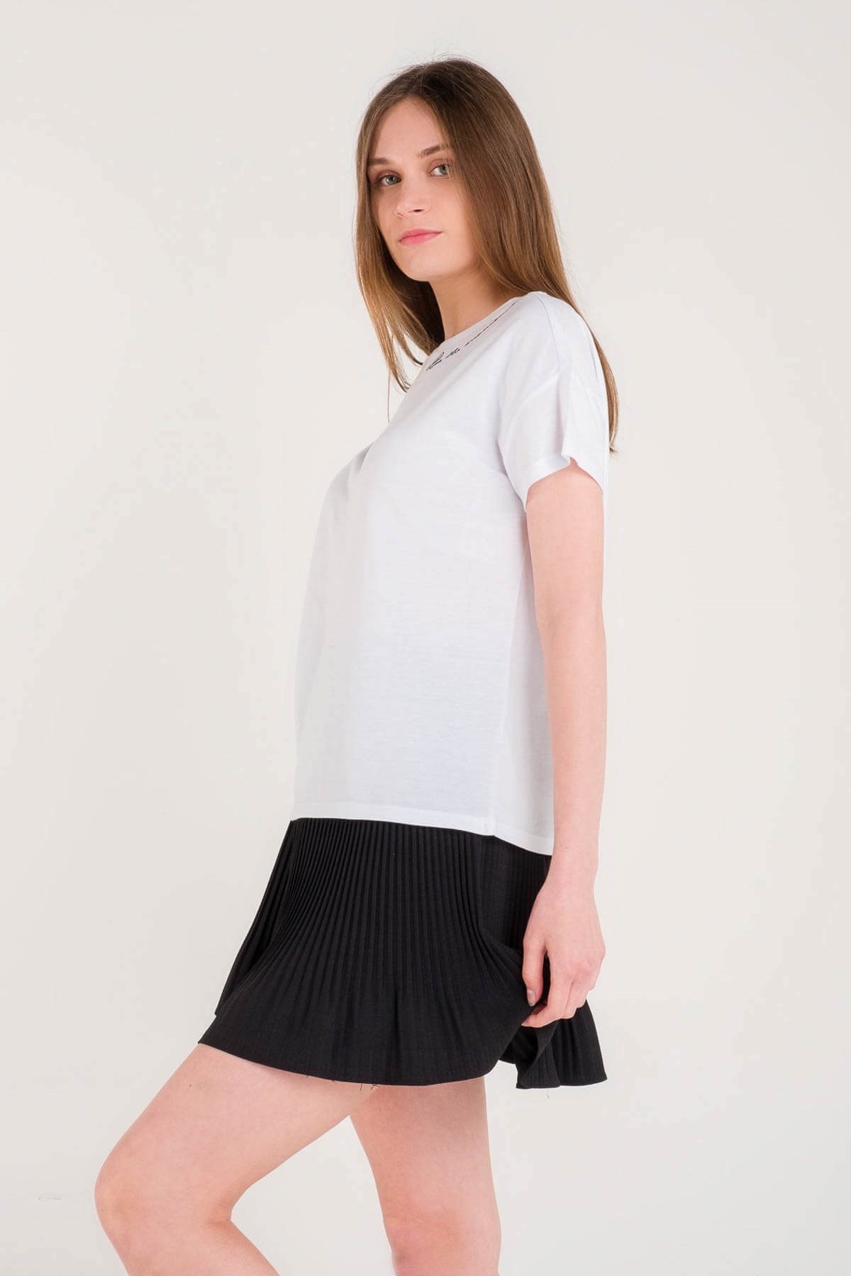 Beyaz Yakası İşleme Yazılı T-shirt ve diğer T-Shirt modellerimiz için online alışveriş mağazamızı ziyaret edin. 