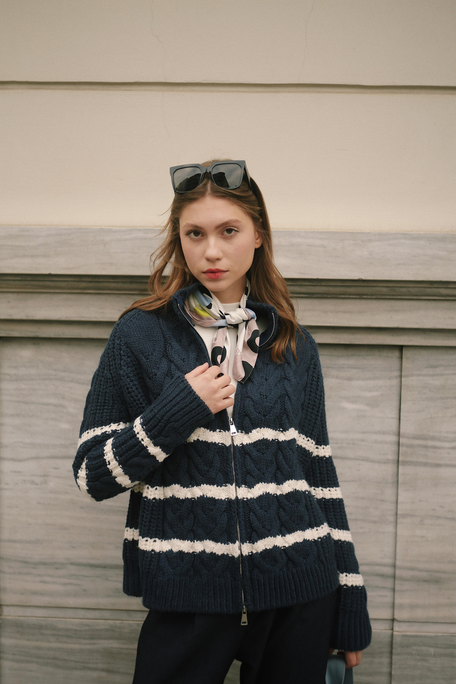 Çizgili Örgü Fermuarlı Kadın Lacivert Beyaz Kazak Hırka Triko Casual ve diğer Triko modellerimiz için online alışveriş mağazamızı ziyaret edin. 