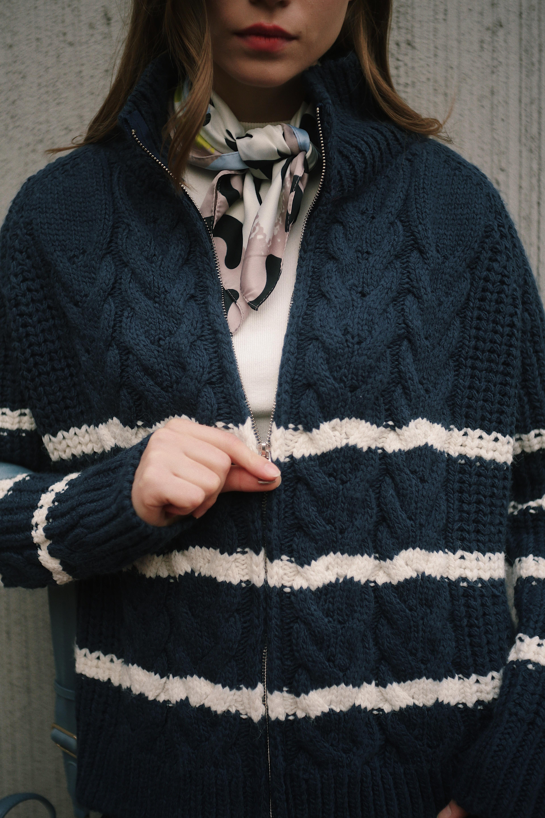 Çizgili Örgü Fermuarlı Kadın Lacivert Beyaz Kazak Hırka Triko Casual ve diğer Triko modellerimiz için online alışveriş mağazamızı ziyaret edin. 