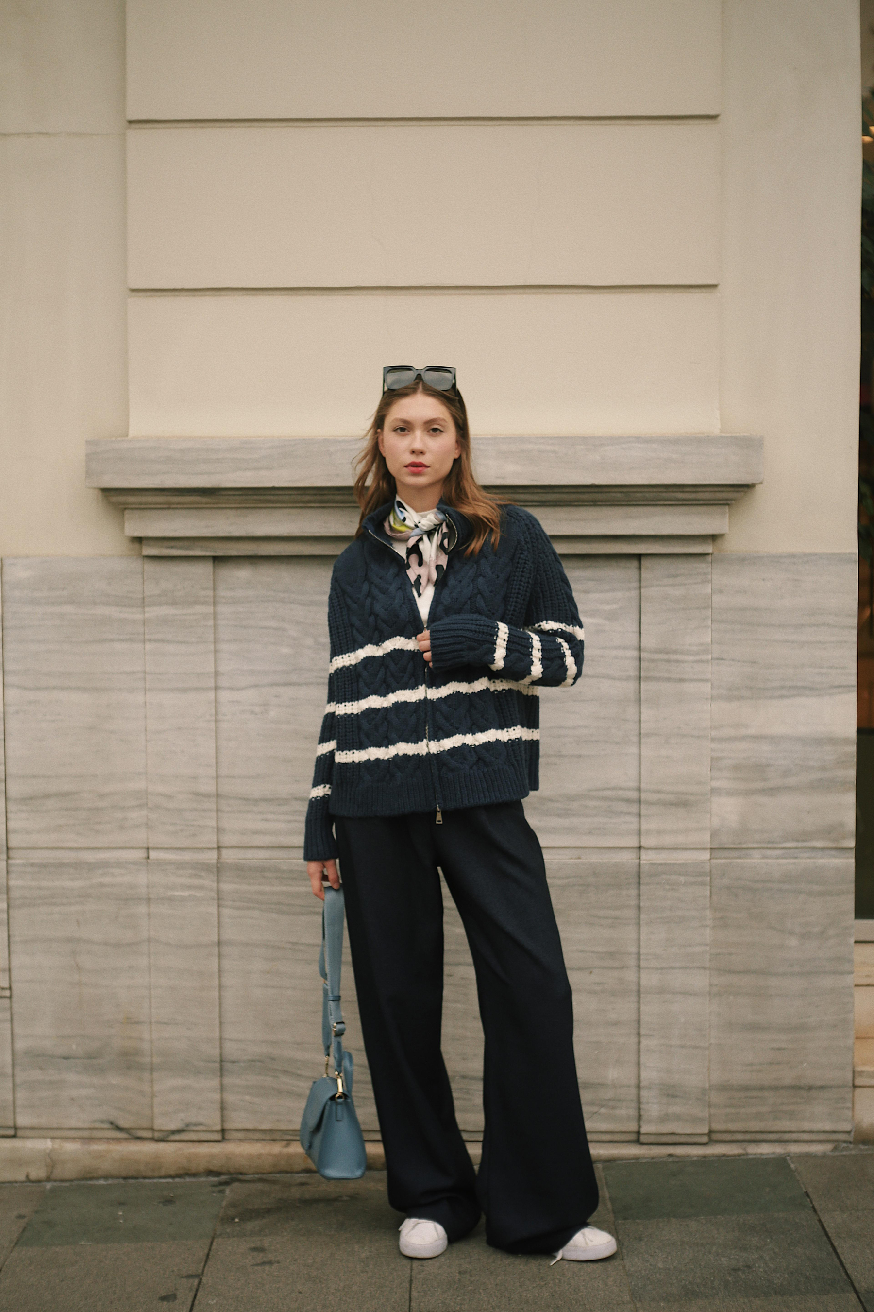 Çizgili Örgü Fermuarlı Kadın Lacivert Beyaz Kazak Hırka Triko Casual ve diğer Triko modellerimiz için online alışveriş mağazamızı ziyaret edin. 