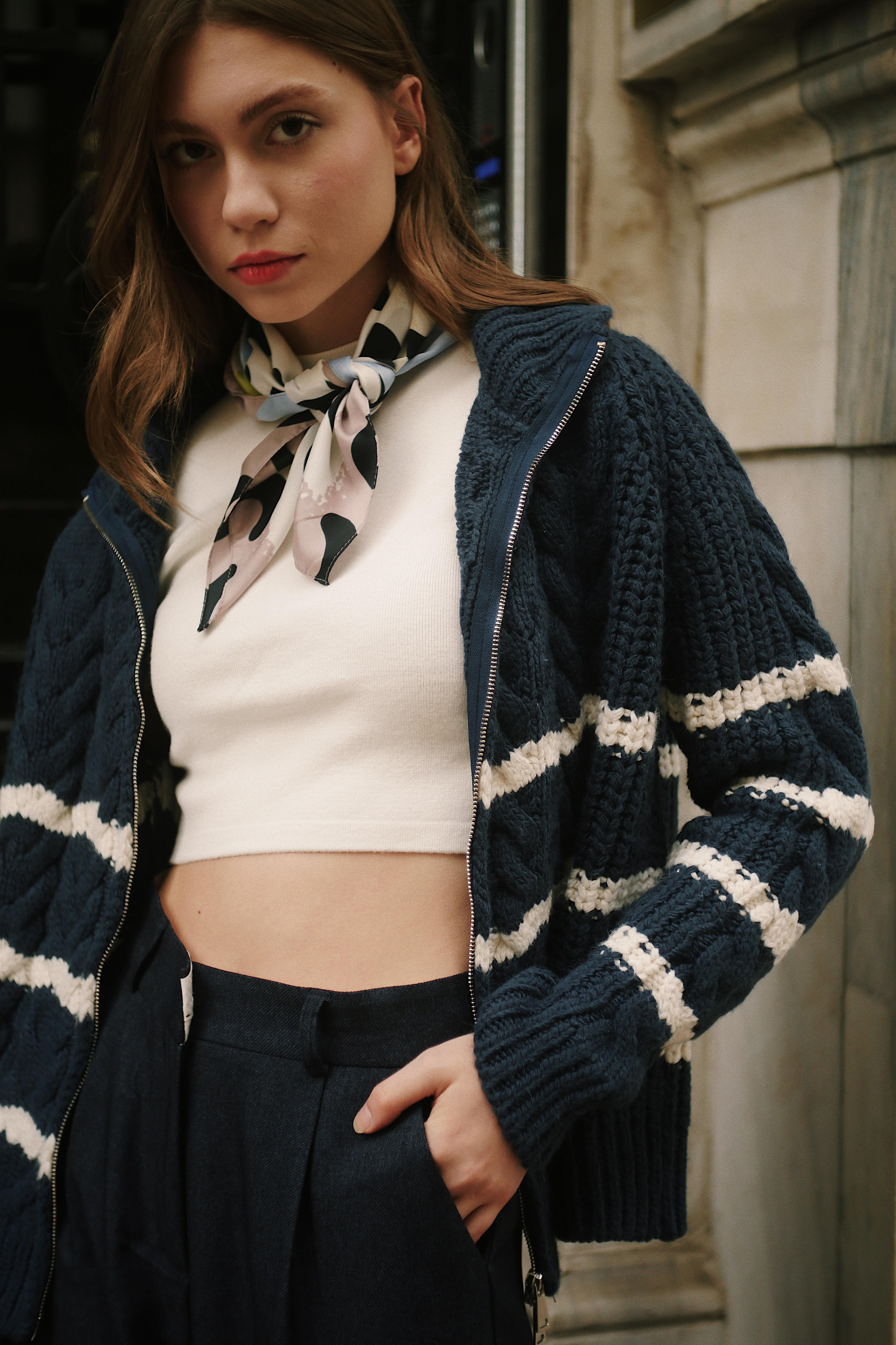 Çizgili Örgü Fermuarlı Kadın Lacivert Beyaz Kazak Hırka Triko Casual ve diğer Triko modellerimiz için online alışveriş mağazamızı ziyaret edin. 