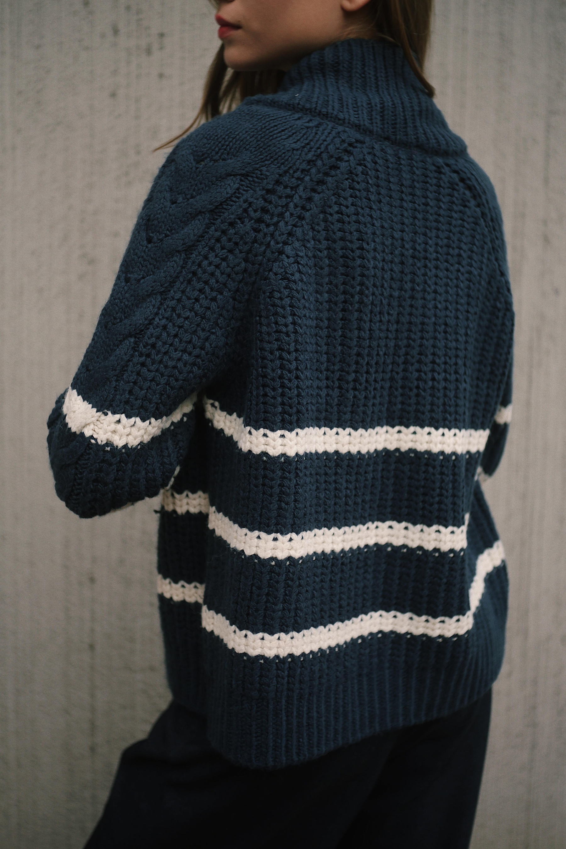 Çizgili Örgü Fermuarlı Kadın Lacivert Beyaz Kazak Hırka Triko Casual ve diğer Triko modellerimiz için online alışveriş mağazamızı ziyaret edin. 