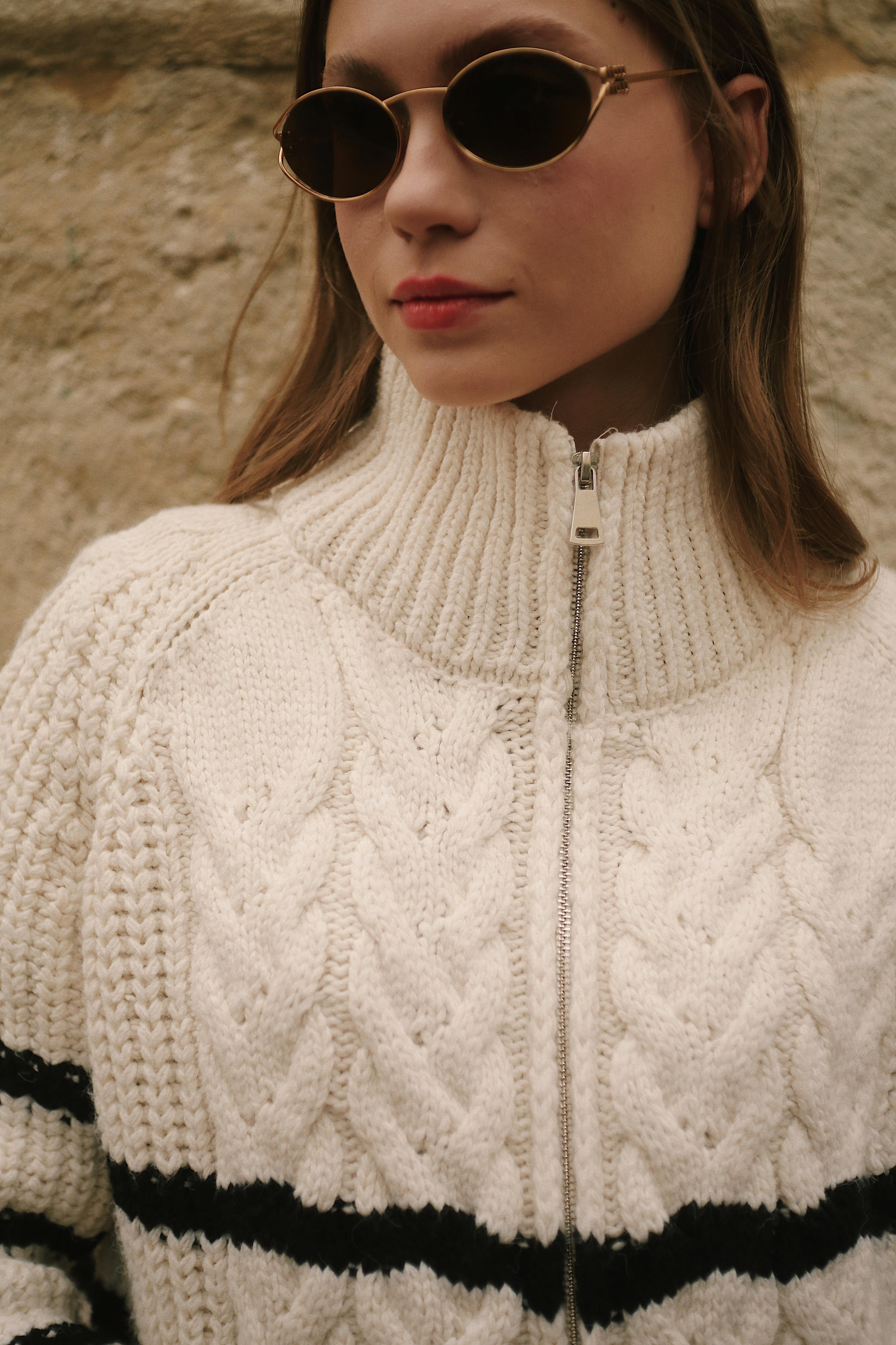 Çizgili Örgü Fermuarlı Kadın Siyah Beyaz Krem Rengi Kazak Hırka Triko Casual ve diğer Triko modellerimiz için online alışveriş mağazamızı ziyaret edin. 