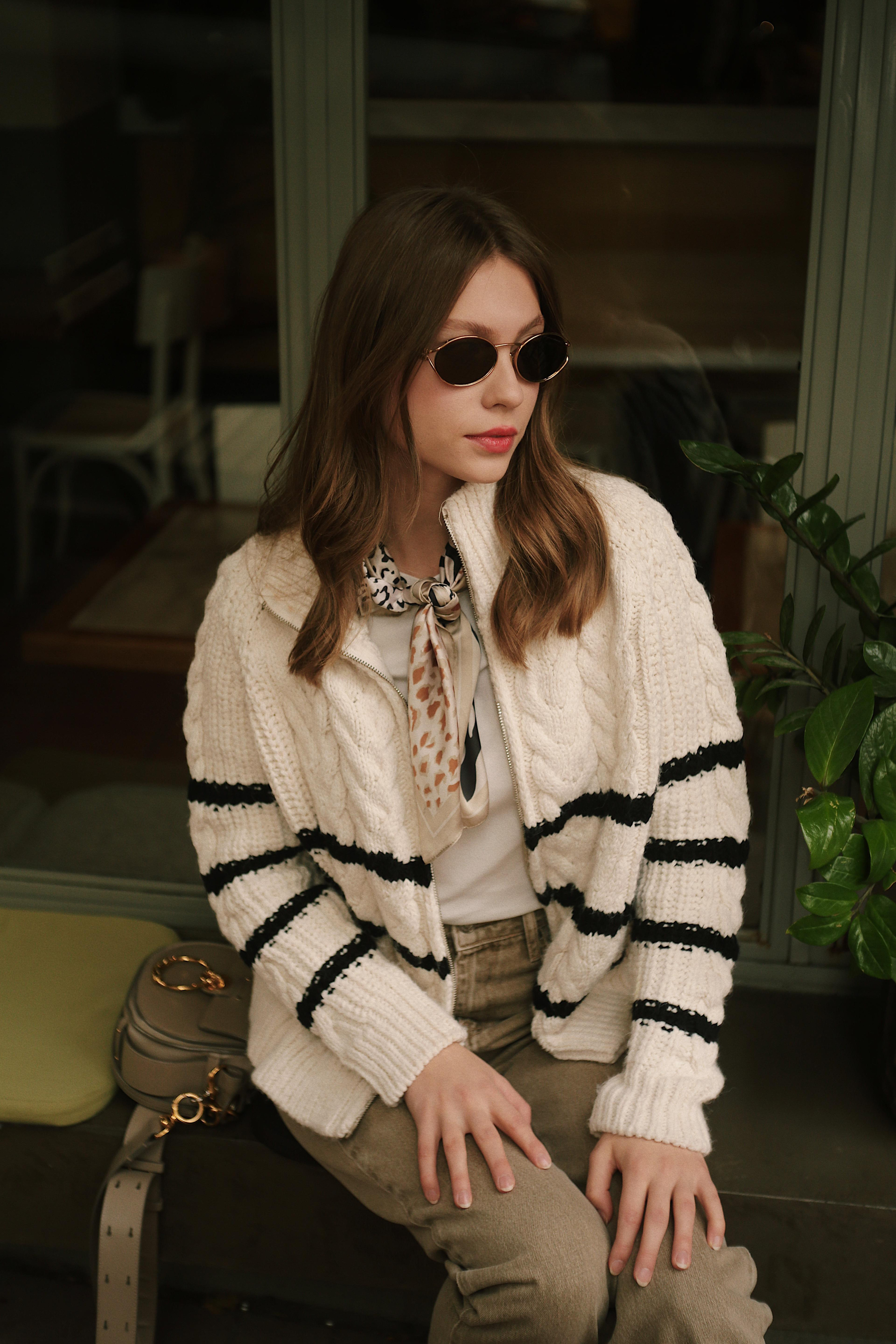 Çizgili Örgü Fermuarlı Kadın Siyah Beyaz Krem Rengi Kazak Hırka Triko Casual ve diğer Triko modellerimiz için online alışveriş mağazamızı ziyaret edin. 