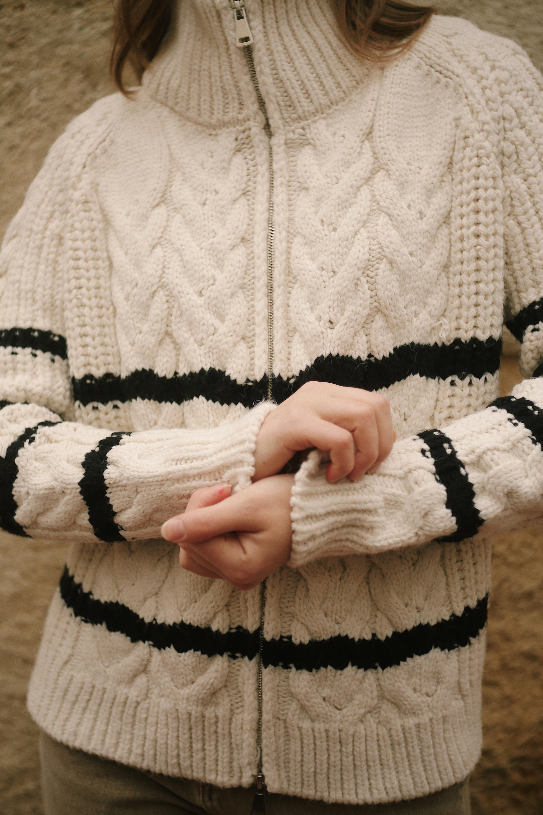 Çizgili Örgü Fermuarlı Kadın Siyah Beyaz Krem Rengi Kazak Hırka Triko Casual ve diğer Triko modellerimiz için online alışveriş mağazamızı ziyaret edin. 