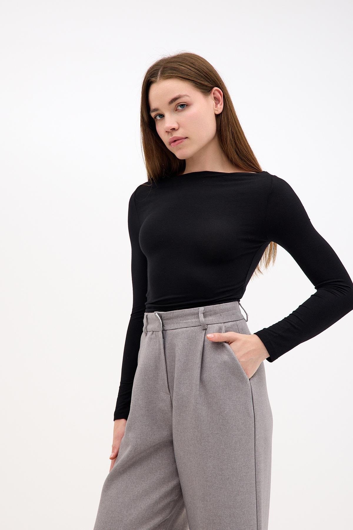 Degaje Kayık Yaka Yanı Büzgülü Pamuklu Siyah Bluz ve diğer Bluz modellerimiz için online alışveriş mağazamızı ziyaret edin. 