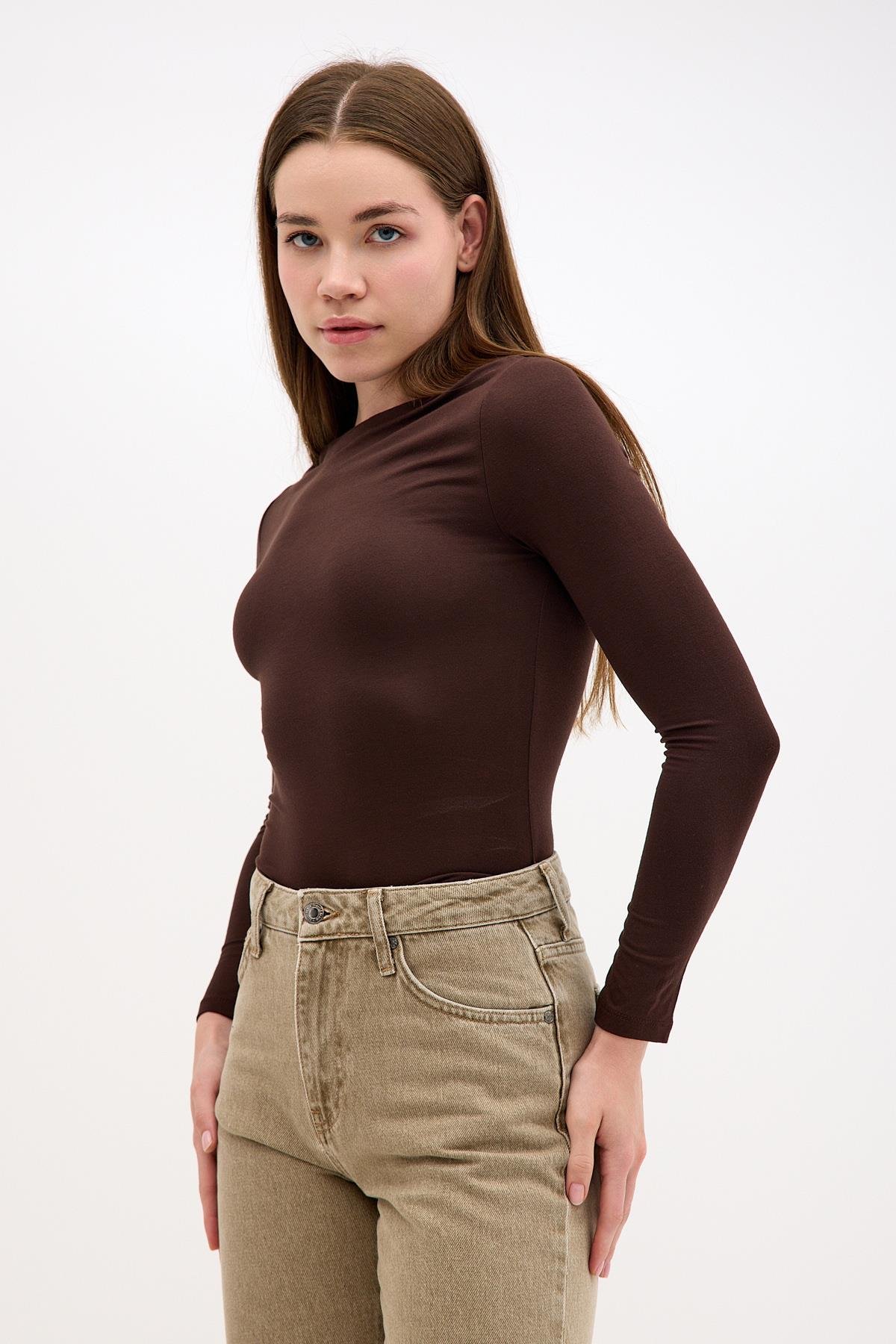 Degaje Kayık Yaka Yanı Büzgülü Pamuklu Kahverengi Bluz ve diğer Bluz modellerimiz için online alışveriş mağazamızı ziyaret edin. 