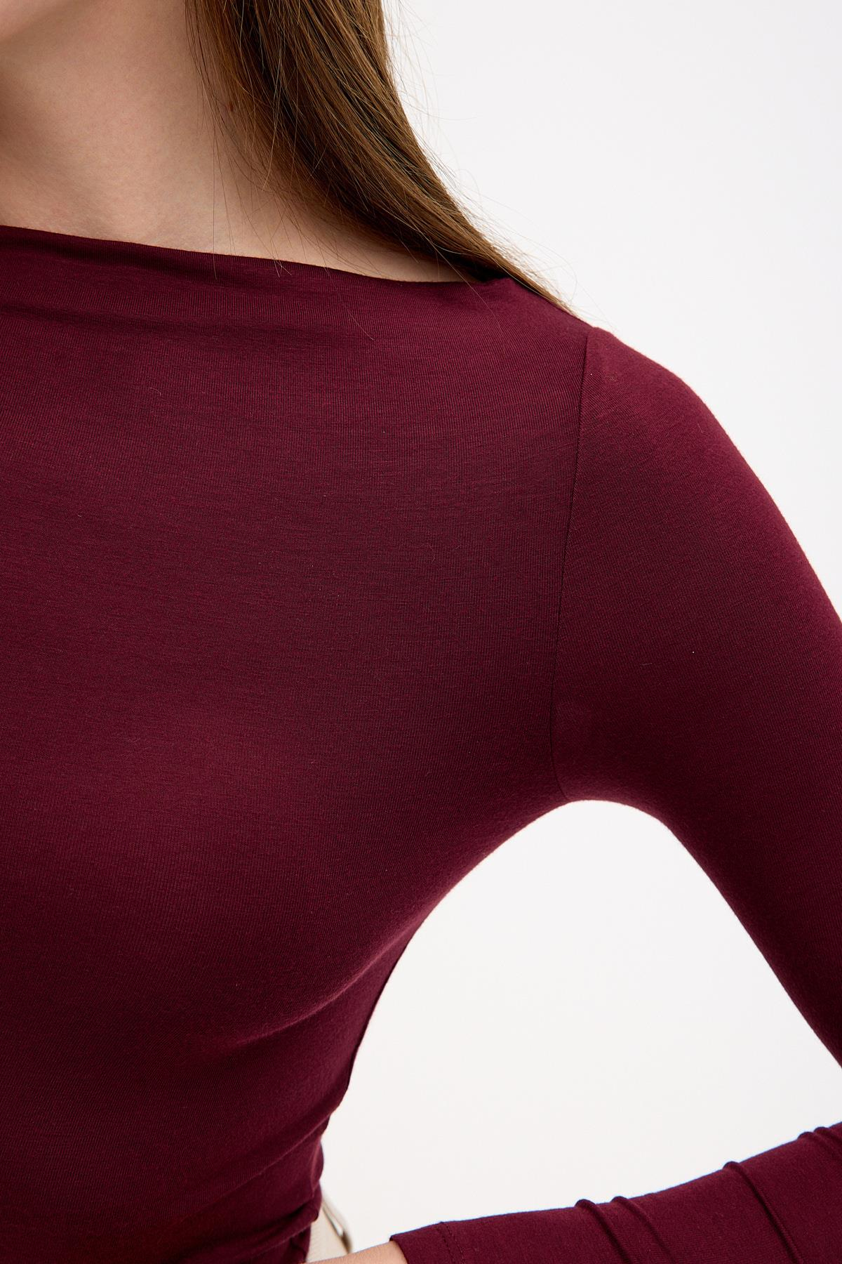 Degaje Kayık Yaka Yanı Büzgülü Pamuklu Bordo Bluz ve diğer Bluz modellerimiz için online alışveriş mağazamızı ziyaret edin. 