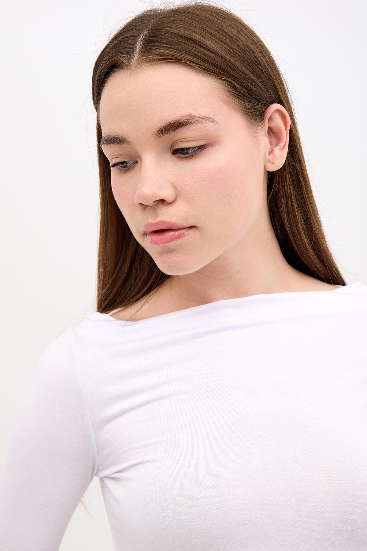 Degaje Kayık Yaka Yanı Büzgülü Pamuklu Beyaz Bluz ve diğer Bluz modellerimiz için online alışveriş mağazamızı ziyaret edin. 