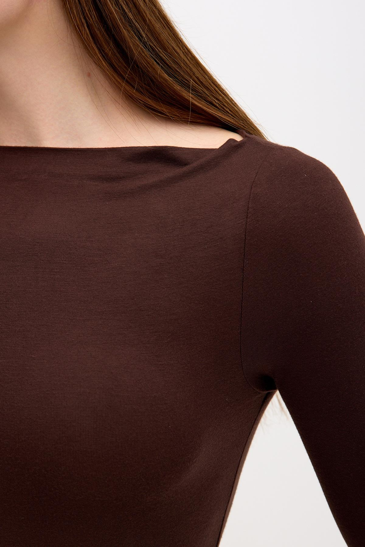 Degaje Kayık Yaka Yanı Büzgülü Pamuklu Kahverengi Bluz ve diğer Bluz modellerimiz için online alışveriş mağazamızı ziyaret edin. 