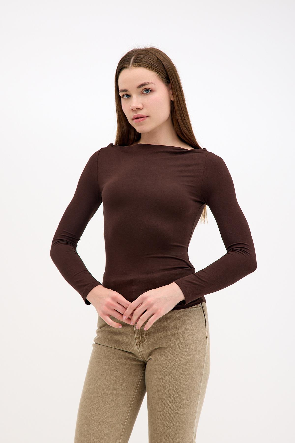 Degaje Kayık Yaka Yanı Büzgülü Pamuklu Kahverengi Bluz ve diğer Bluz modellerimiz için online alışveriş mağazamızı ziyaret edin. 