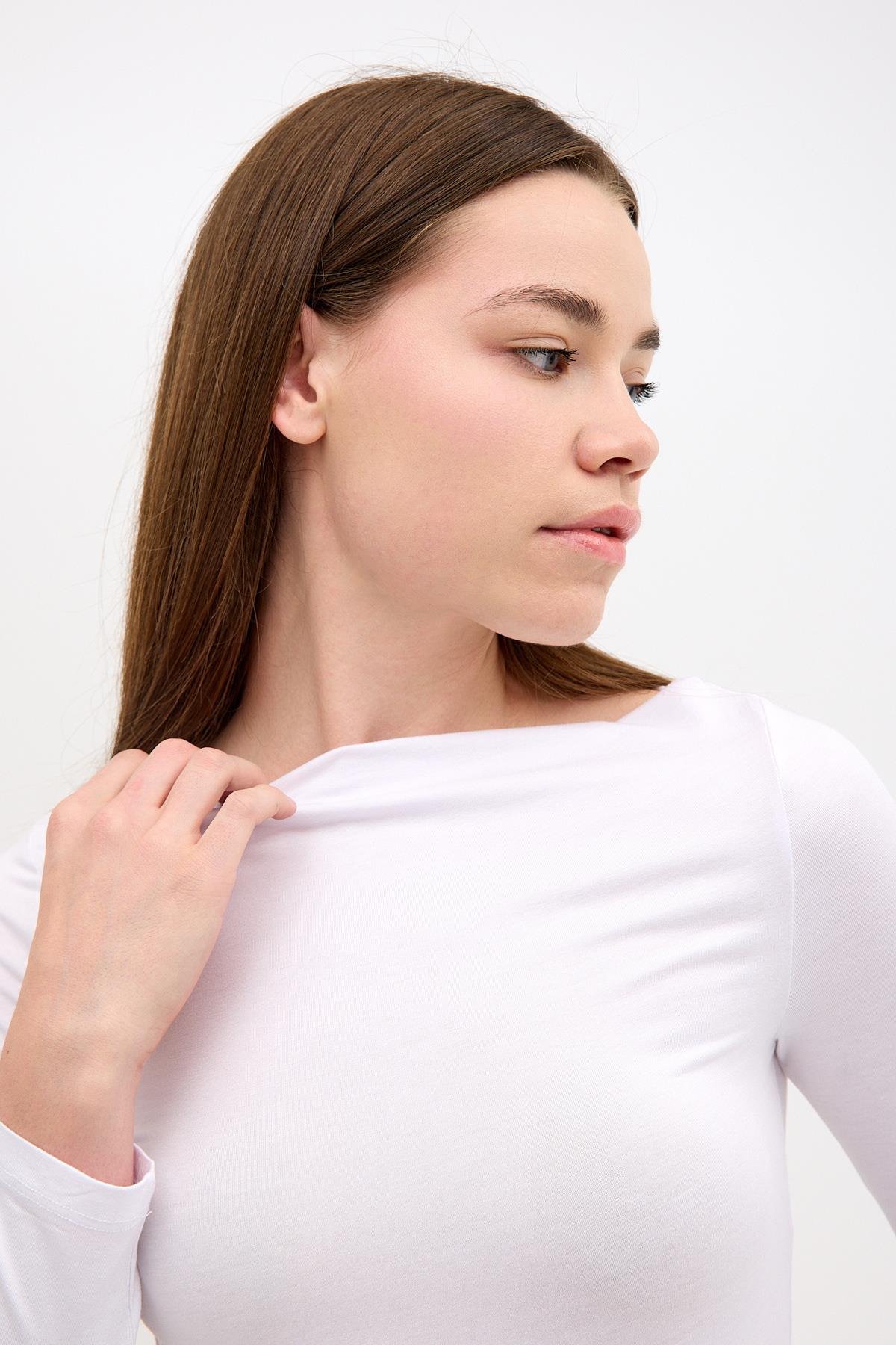 Degaje Kayık Yaka Yanı Büzgülü Pamuklu Beyaz Bluz ve diğer Bluz modellerimiz için online alışveriş mağazamızı ziyaret edin. 