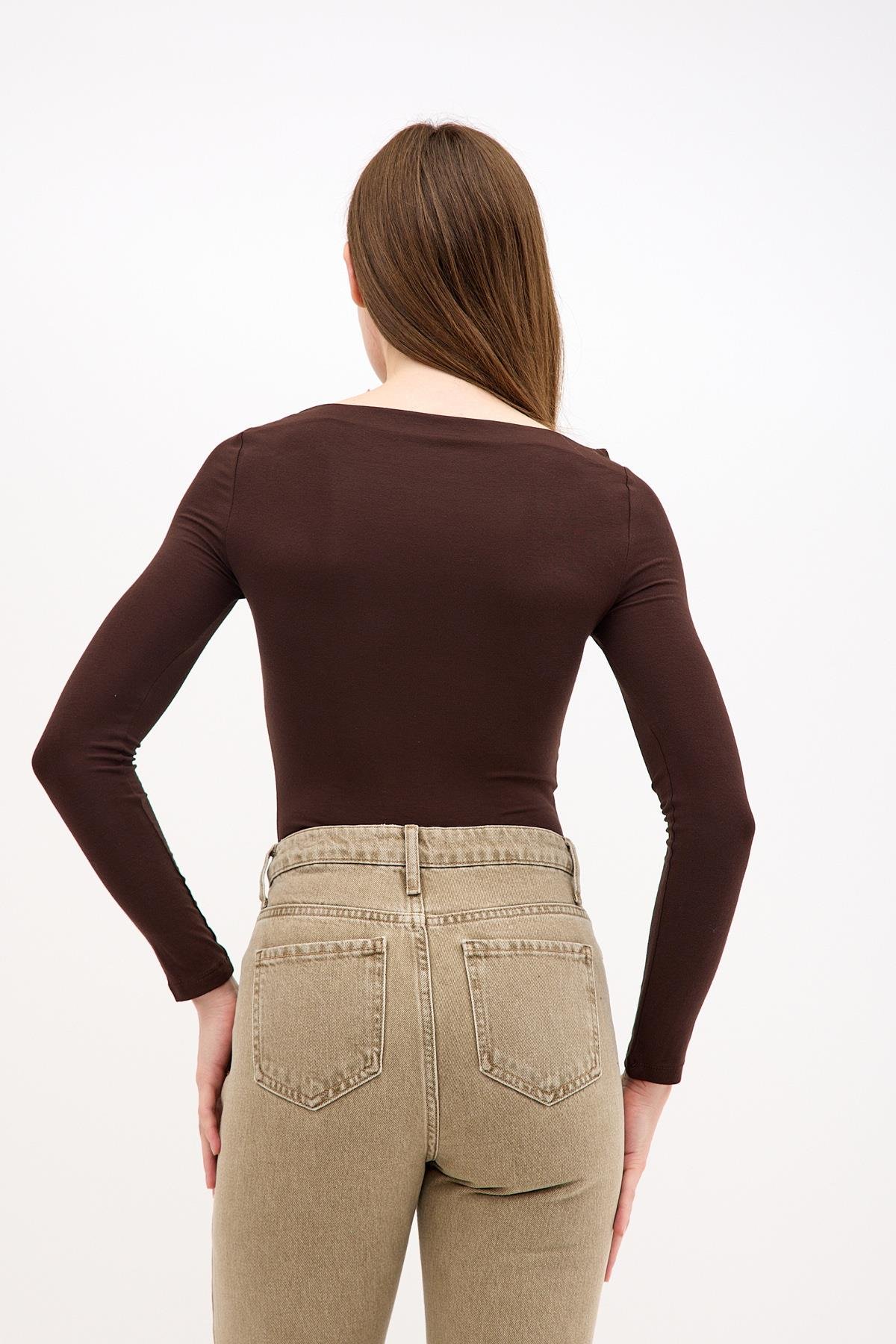 Degaje Kayık Yaka Yanı Büzgülü Pamuklu Kahverengi Bluz ve diğer Bluz modellerimiz için online alışveriş mağazamızı ziyaret edin. 