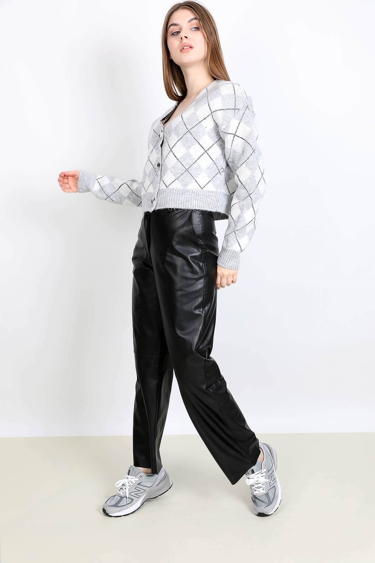 Deri görünümlü straight pantolon - siyah ve diğer Pantolon modellerimiz için online alışveriş mağazamızı ziyaret edin. 