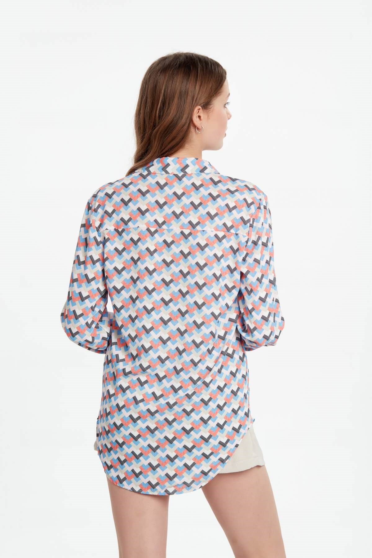 Desenli gömlek somon rengi ve mavi ve diğer Bluz/Gömlek modellerimiz için online alışveriş mağazamızı ziyaret edin. 